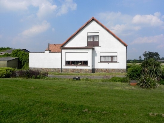 Grote langgevel hoeve met stallingen op ca. 1 ha 