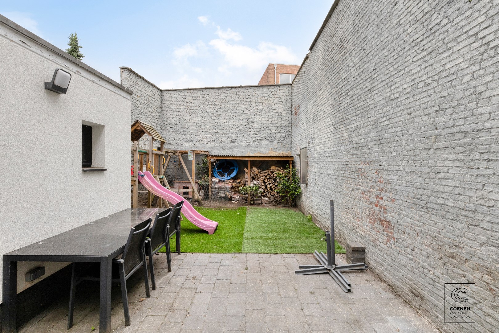 Prachtige woning van 200 m&#178; met vier slaapkamers op een uitstekende locatie te Schoten! 