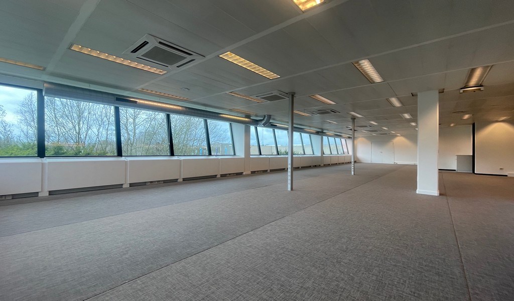 Gerenoveerde kantoren te huur vlakbij afrit E17 in Burcht
