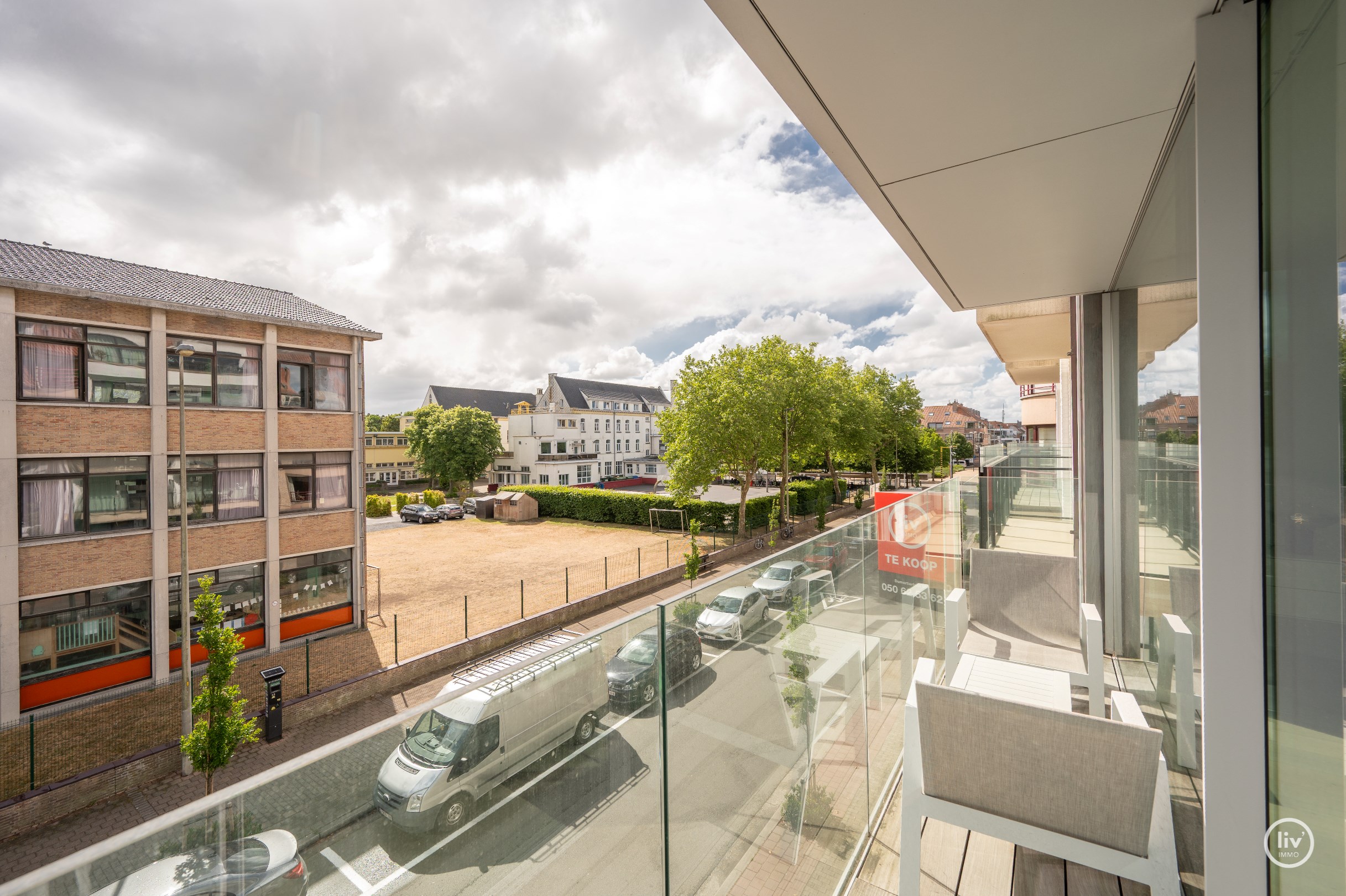 Luxueus afgewerkt appartement met 2 slaapkamers genietend van een open zicht gelegen in de Piers de Raveschootlaan. 
