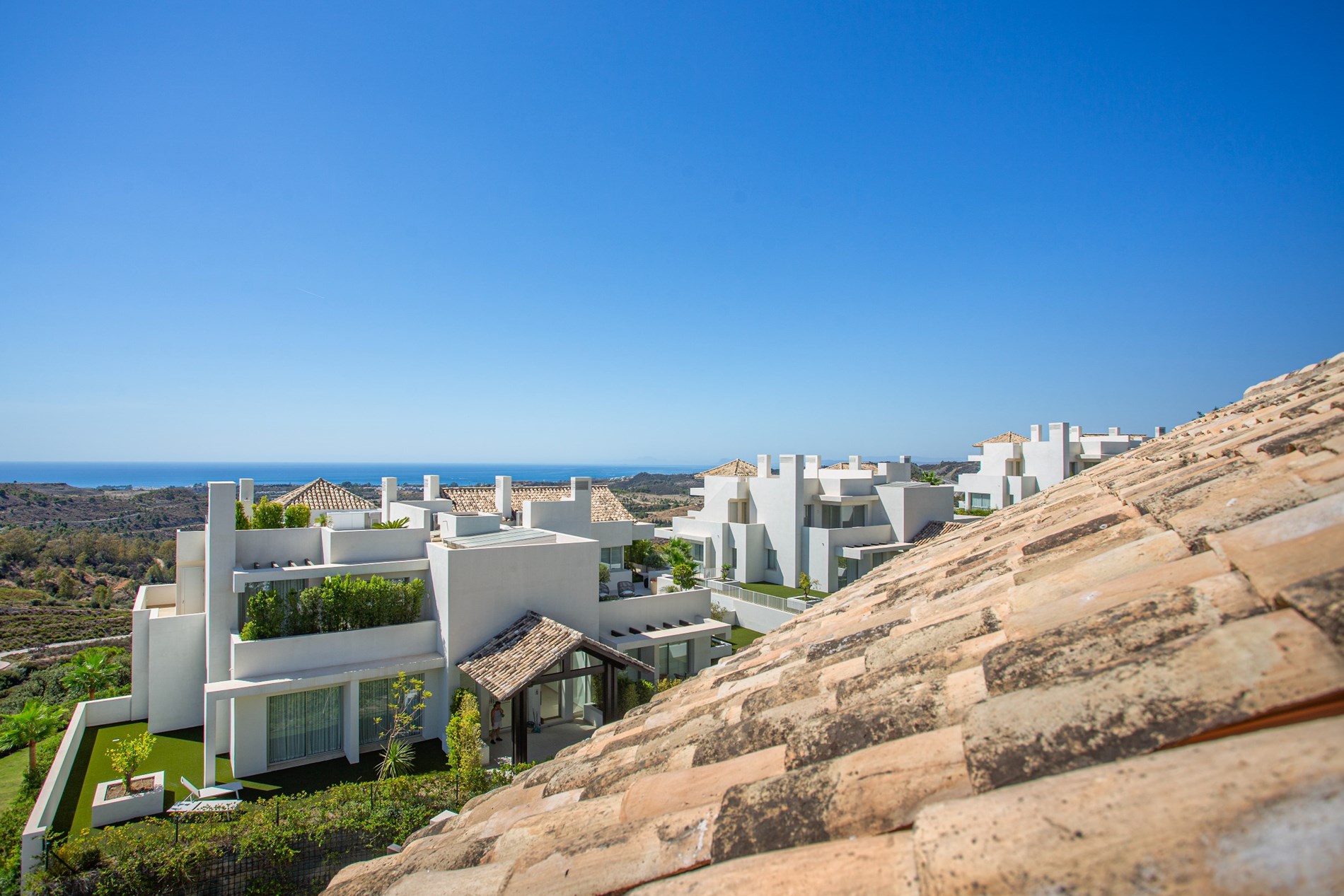 Marbella Club Hills - Magnifique penthouse pr&#234;t &#224; emm&#233;nager avec solarium, grand salon avec cuisine enti&#232;rement &#233;quip&#233;e offrant une vue magnifique sur la mer et le paysage verdoyant. 