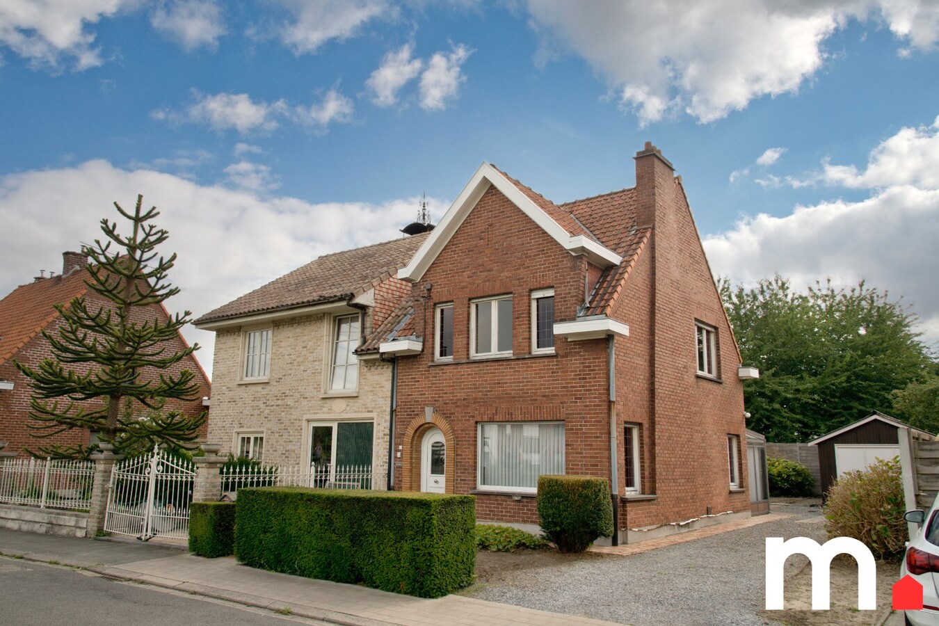 Halfopen bebouwing met karakter en garage  op toplocatie in Heule ! 