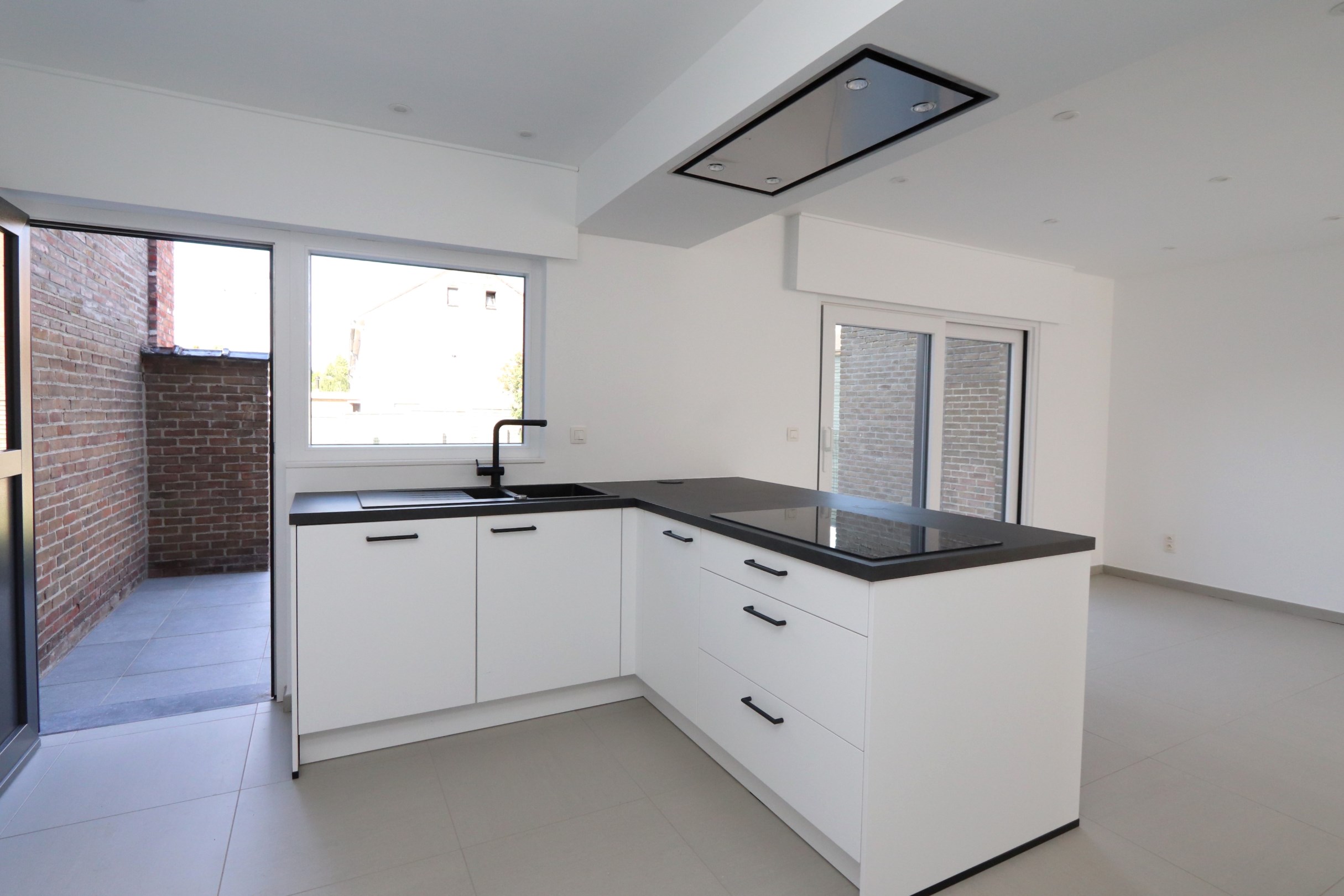 GERENOVEERDE WONING MET 3 SLAAPKAMERS EN TUIN 