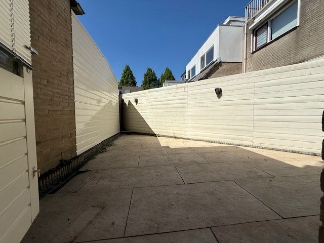 Royale hoek-eengezinswoning met 155 m&#178; wooncomfort en 5 kamers, riante tuin en dakterras. 