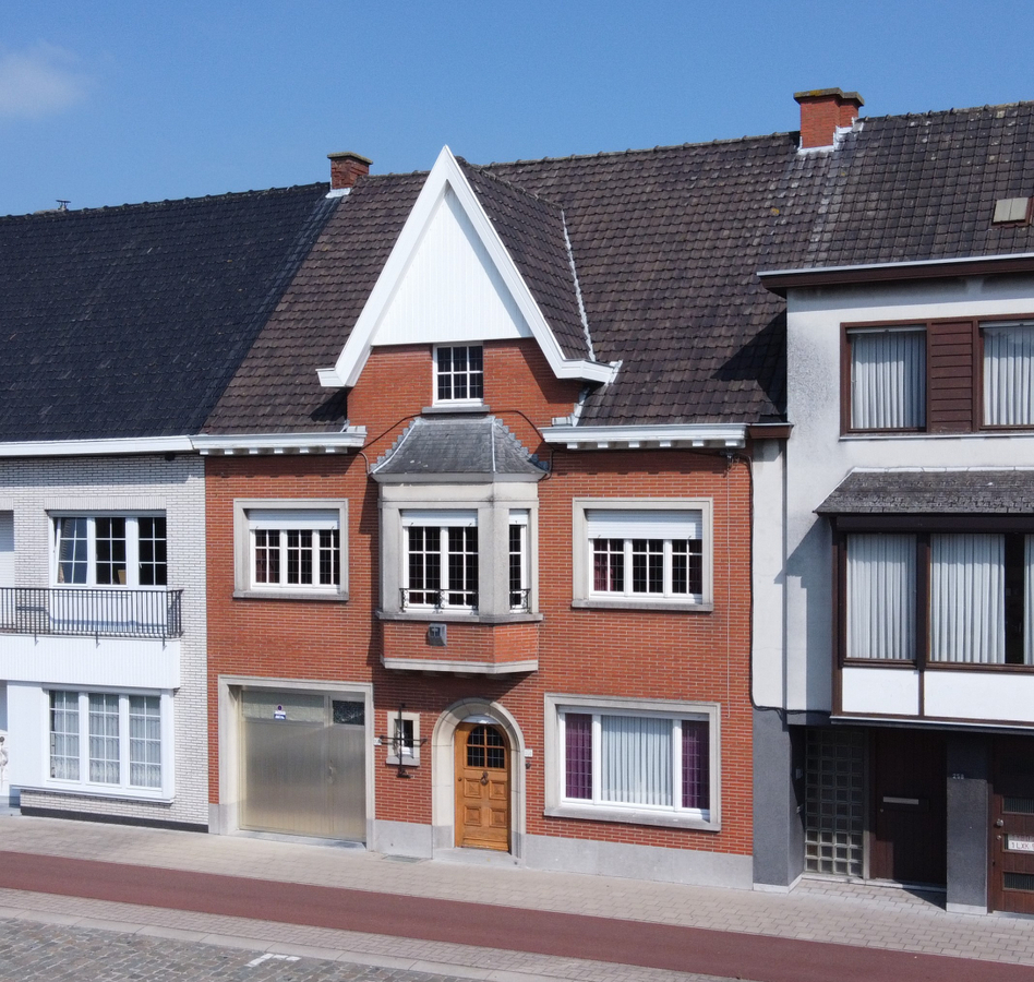 Authentieke rijwoning met 3 slaapkamers en garage in centrum Roeselare 