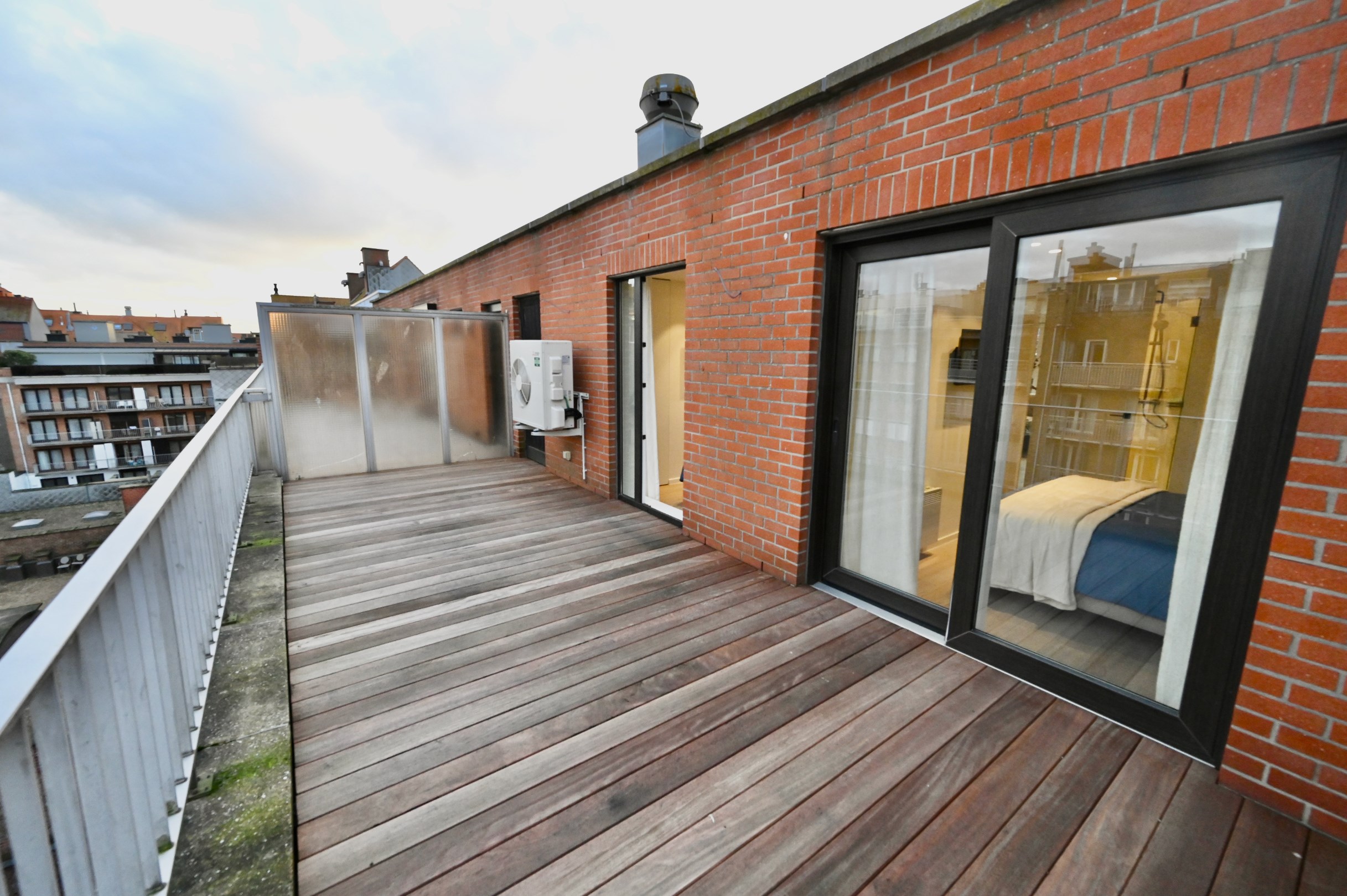 Integraal gerenoveerd dak-appartement met zonne-terrassen op 20 meter wandelafstand van de zeedijk-Albertstrand. 