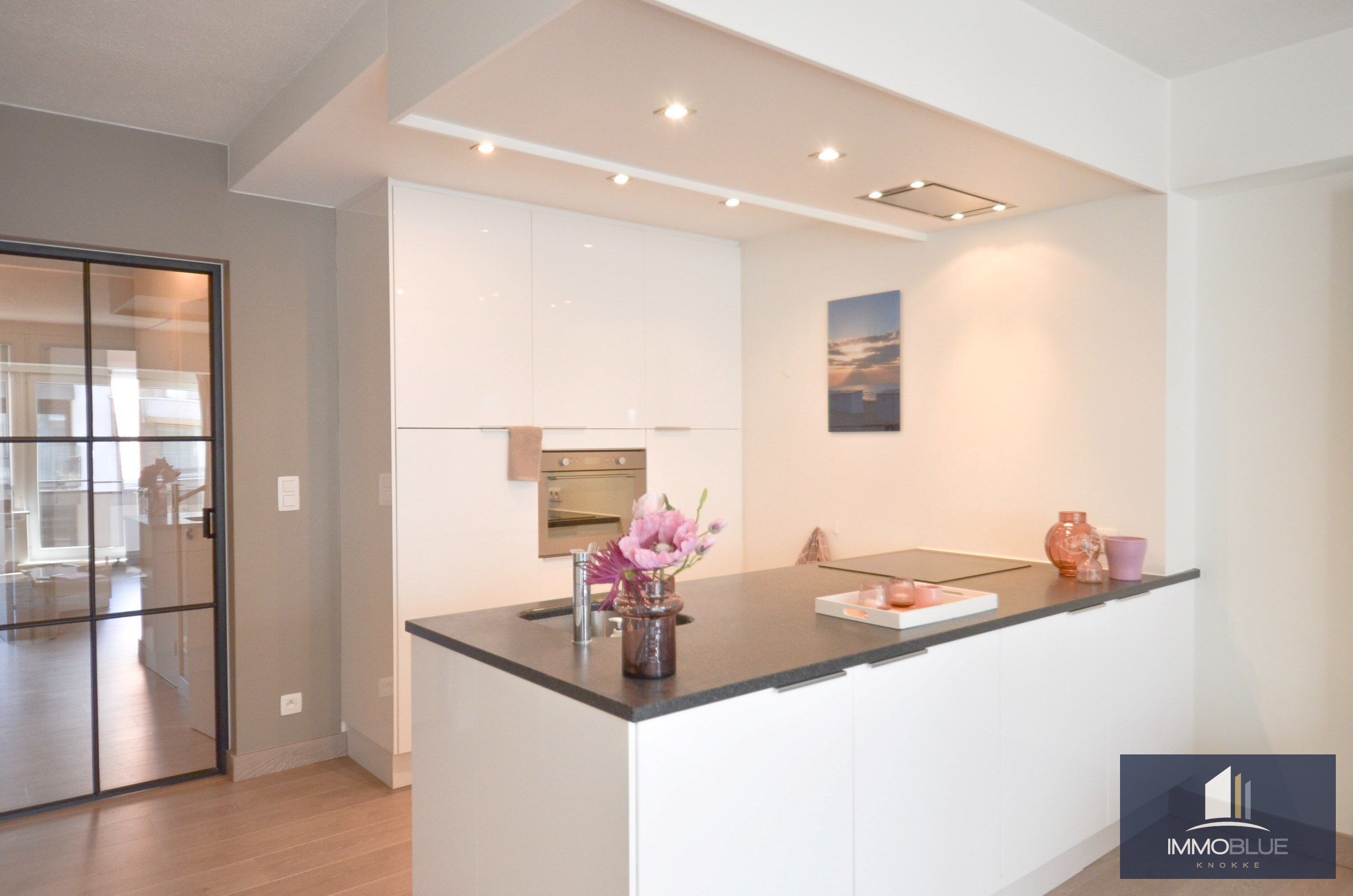 Instapklaar lichtrijk appartement met een gevelbreedte van ongeveer vijf meter. 