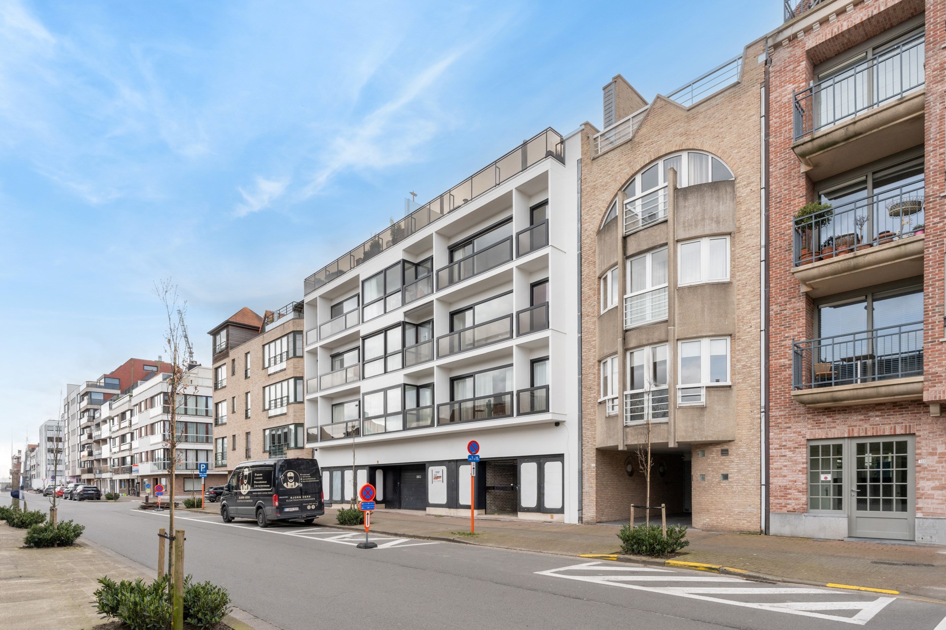 Gezellig appartement met groot zonneterras gelegen op de Piers de Raveschootlaan te Knokke. 