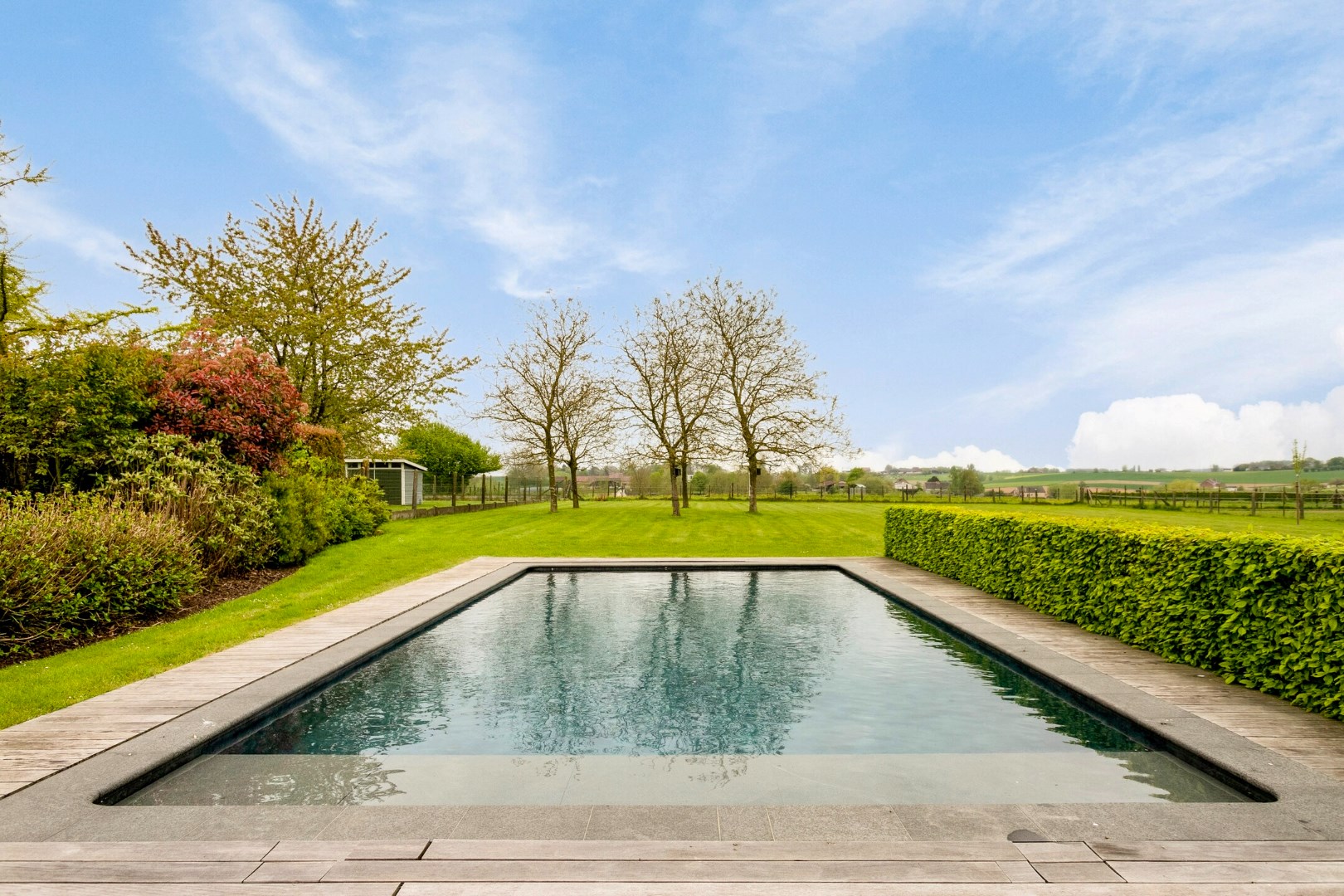 Luxueuse villa de 5 chambres avec jardin magnifique et piscine. 