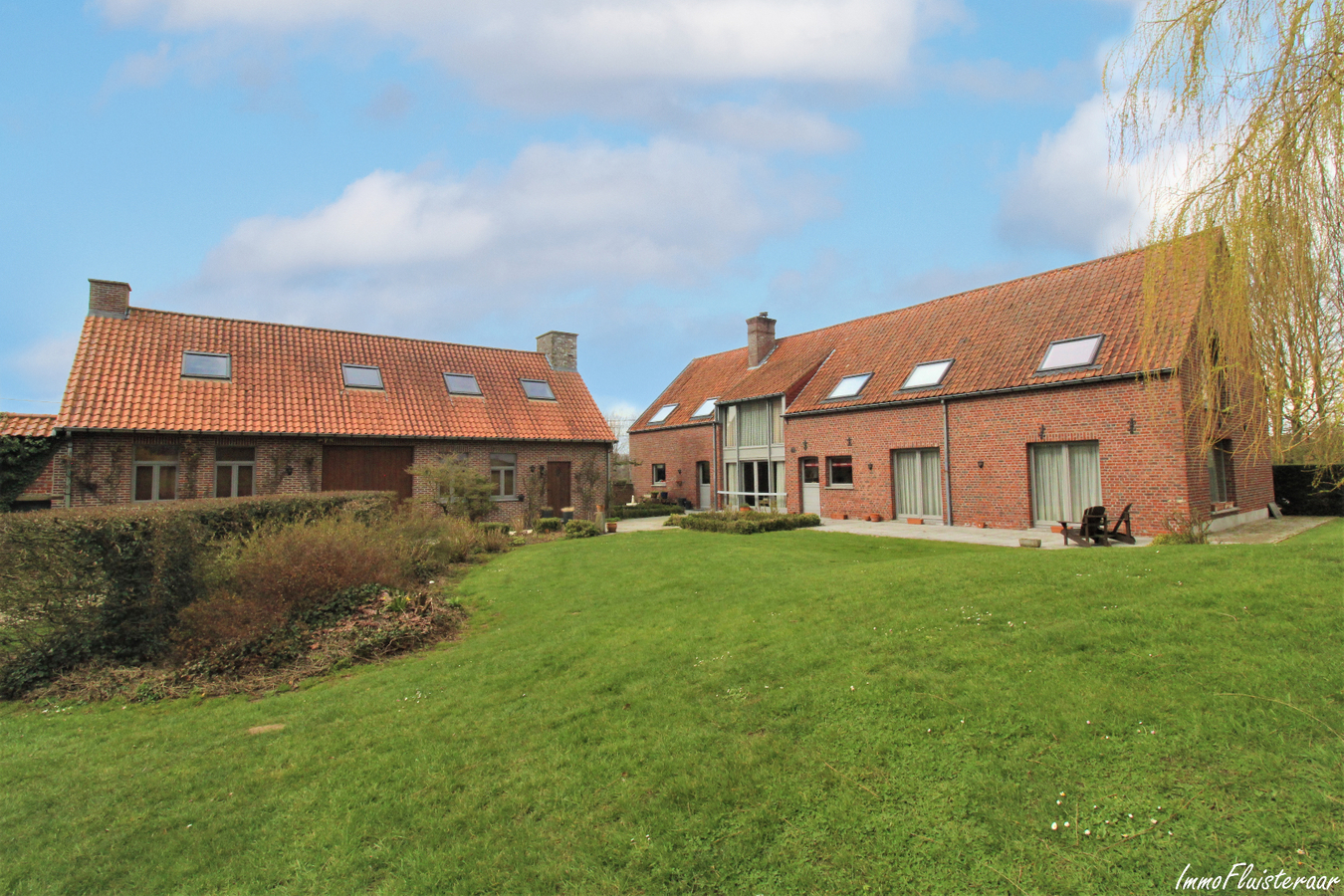 Magnifique propri&#233;t&#233; avec grande habitation, &#233;curies, salle polyvalente, terrain &#224; b&#226;tir et prairies sur environ 1,67ha &#224; Ellezelles (Hainaut) 