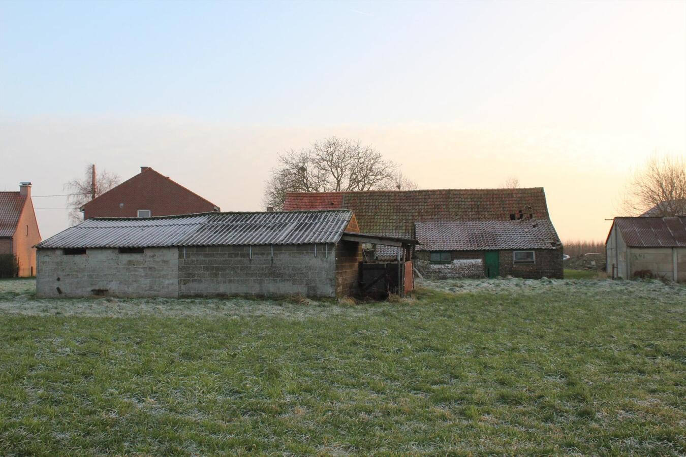 Mooi perceel LANDBOUWGRONDgrond met stallingen op ca. 1,05Ha te Vinkt 