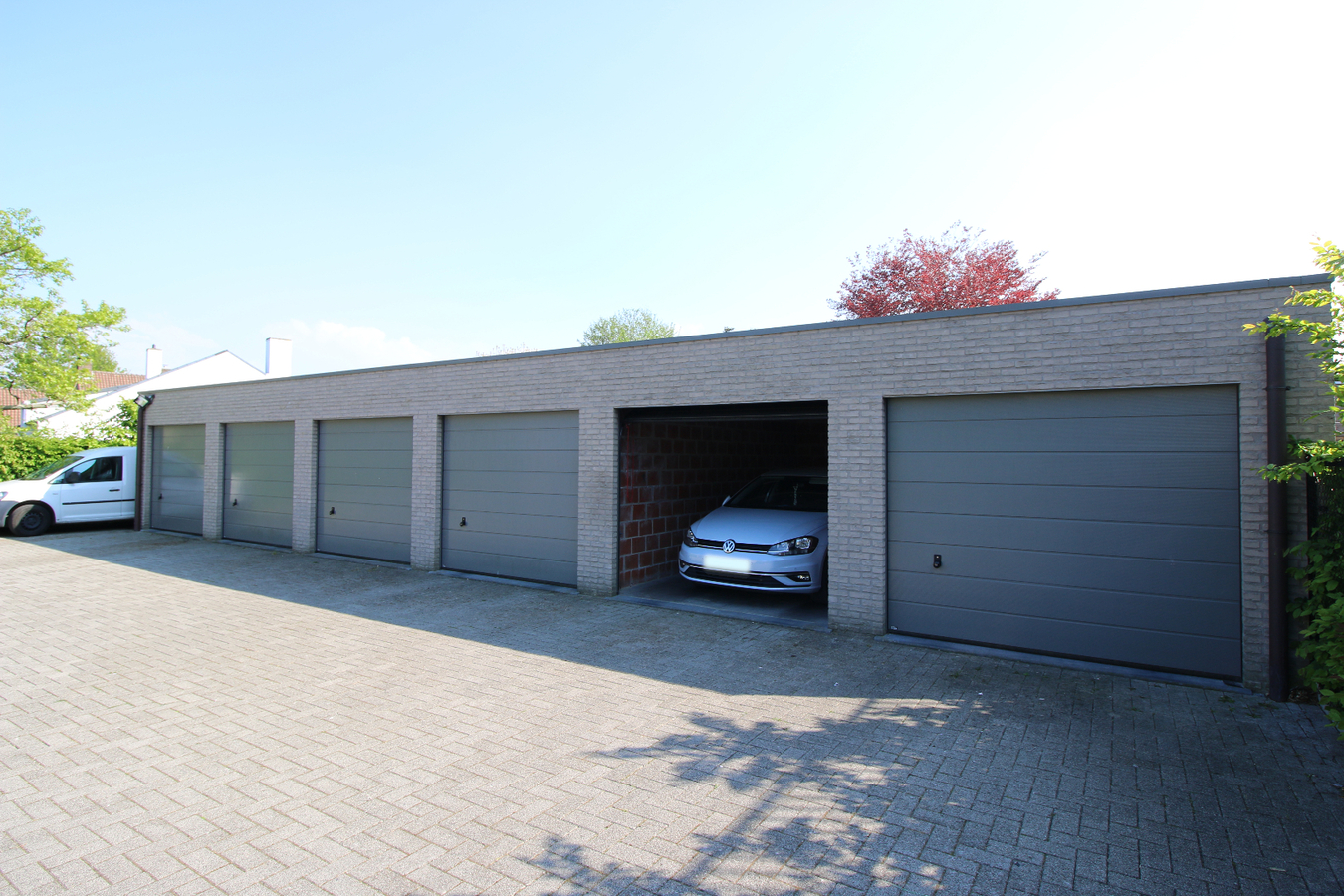 Recent 2 slaapkamer appartement met garage en tuin! 