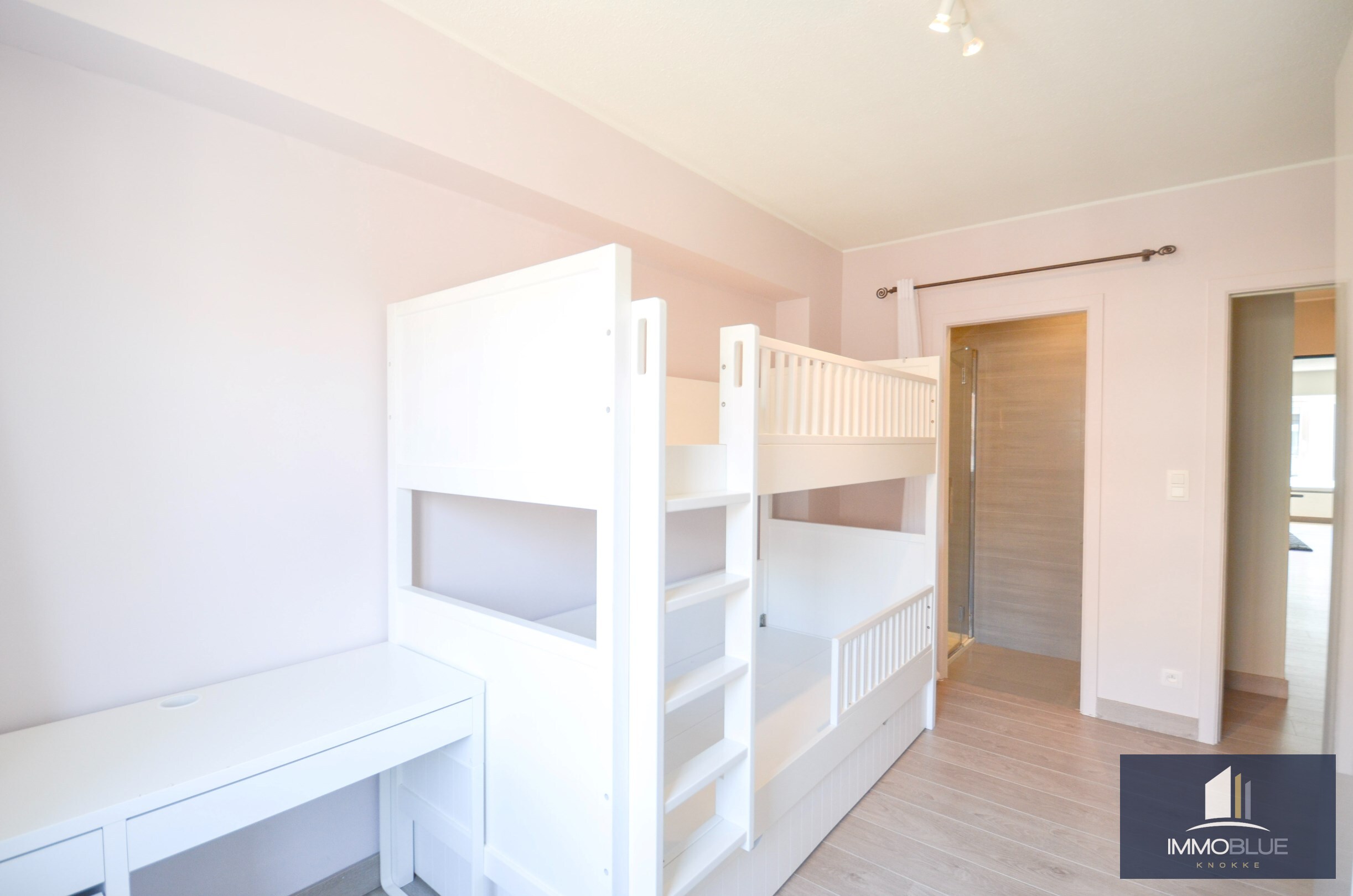 Appartement lumineux pr&#234;t &#224; emm&#233;nager avec une fa&#231;ade d’environ cinq m&#232;tres de large. 