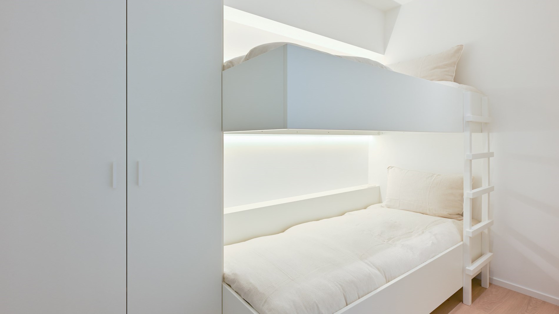 Volledig gerenoveerd ZUIDGERICHT 3 slaapkamerappartement op enkele passen van de Zeedijk en het Rubensplein gelegen. 