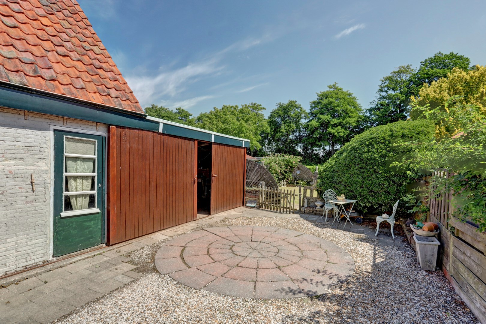 Voor het eerst sinds 1967 weer beschikbaar! Deze karaktervolle jaren ’30 woning met diepe tuin, bergingen en slaapkamer op de begane grond wacht op een nieuwe toekomst. 