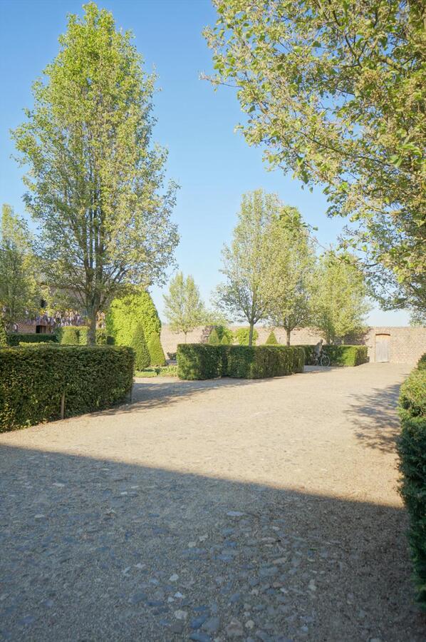 Domein met paardenstallen op ca. 7,5 ha te Maaseik 