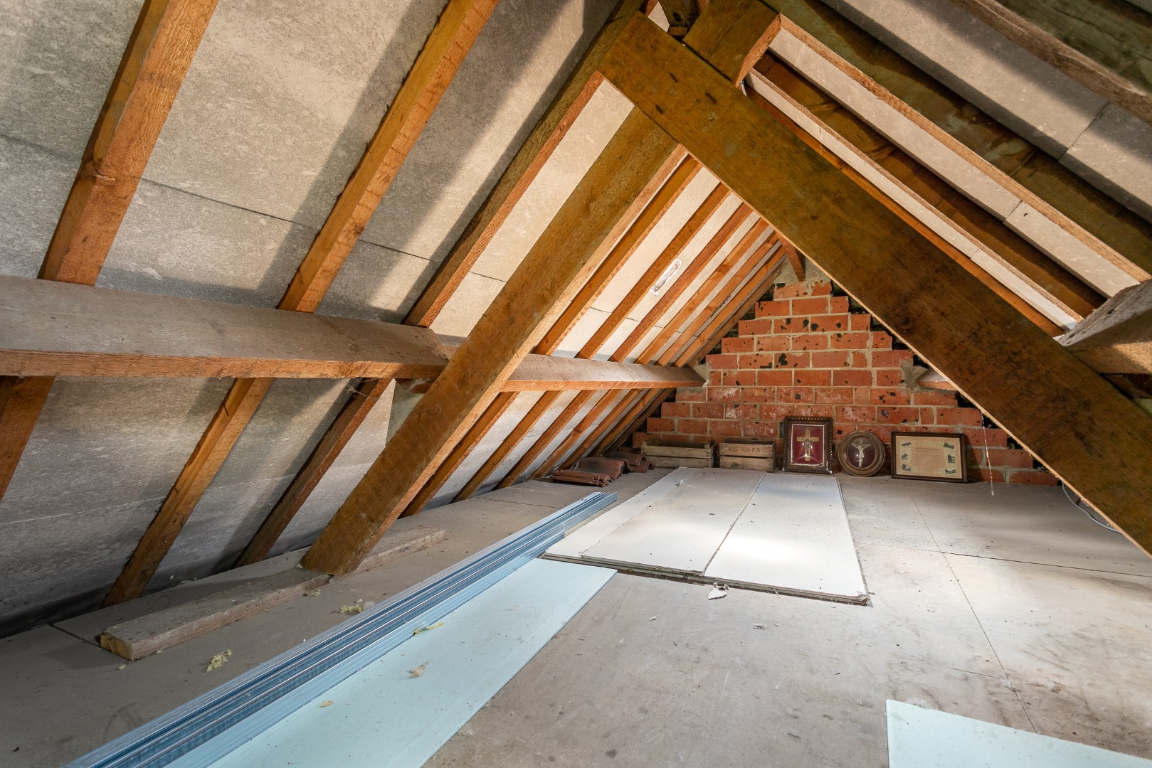 Ruime 4-gevelwoning met 3 slaapkamers, garage en uitbreidingsmogelijkheden (mog. extra slaapkamers,/hobby- of werkruimte) op 9a 39ca 