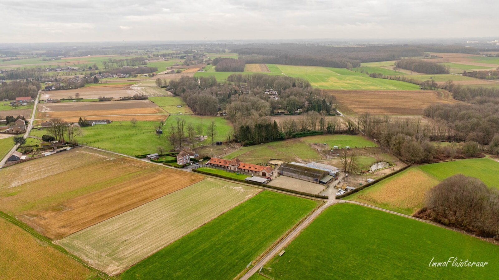 Prachtig paardencomplex met bedrijfswoning, ca. 33 stallen en binnenpiste op meer dan 5,6ha te Bever (Vlaams-Brabant) 