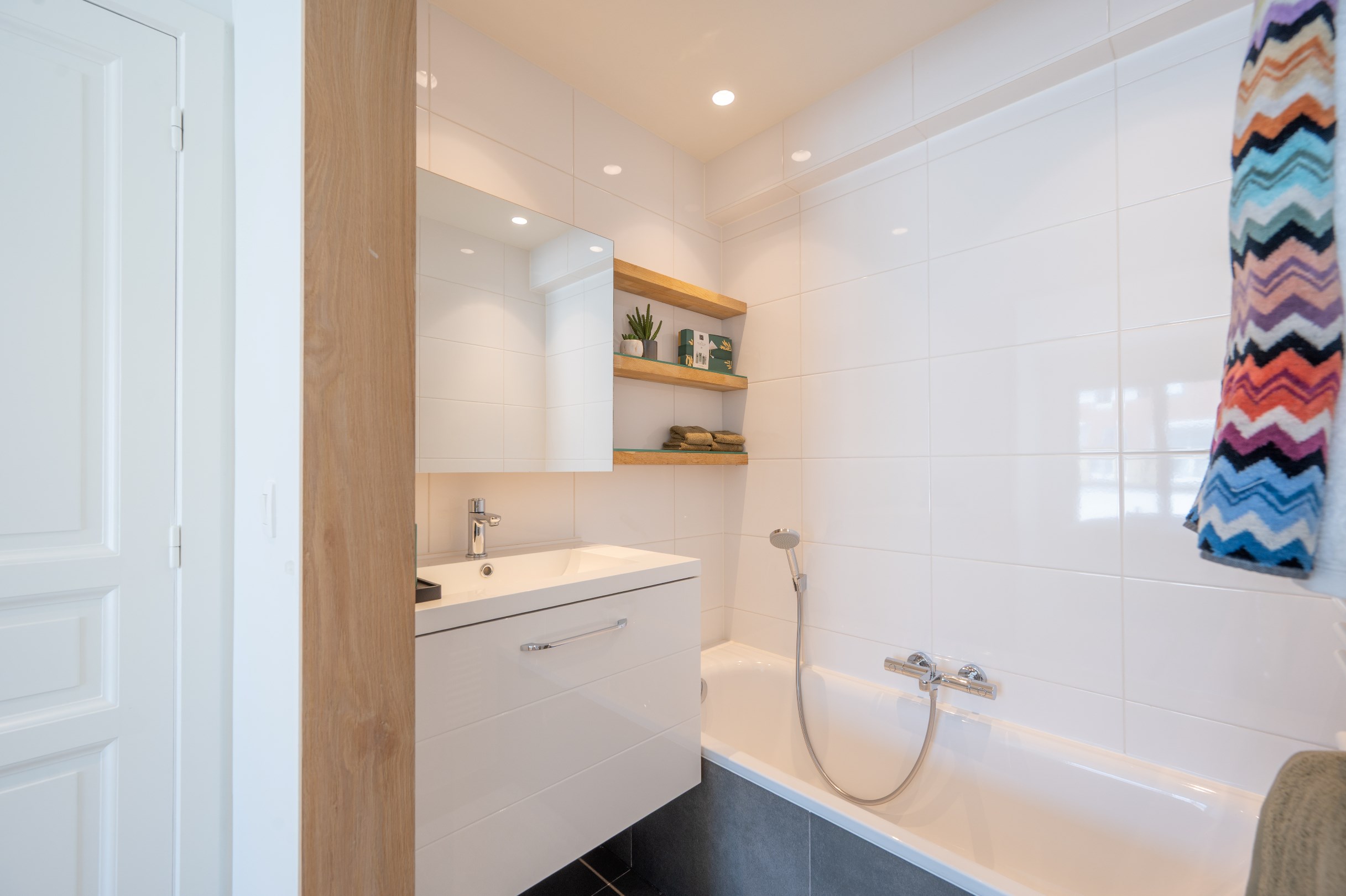 Prachtig instapklaar duplex-appartement met zonnige terrassen genietend van een open zicht en tevens zeezicht (Mogelijkheid tot aankoop van een inpandige garagebox). 