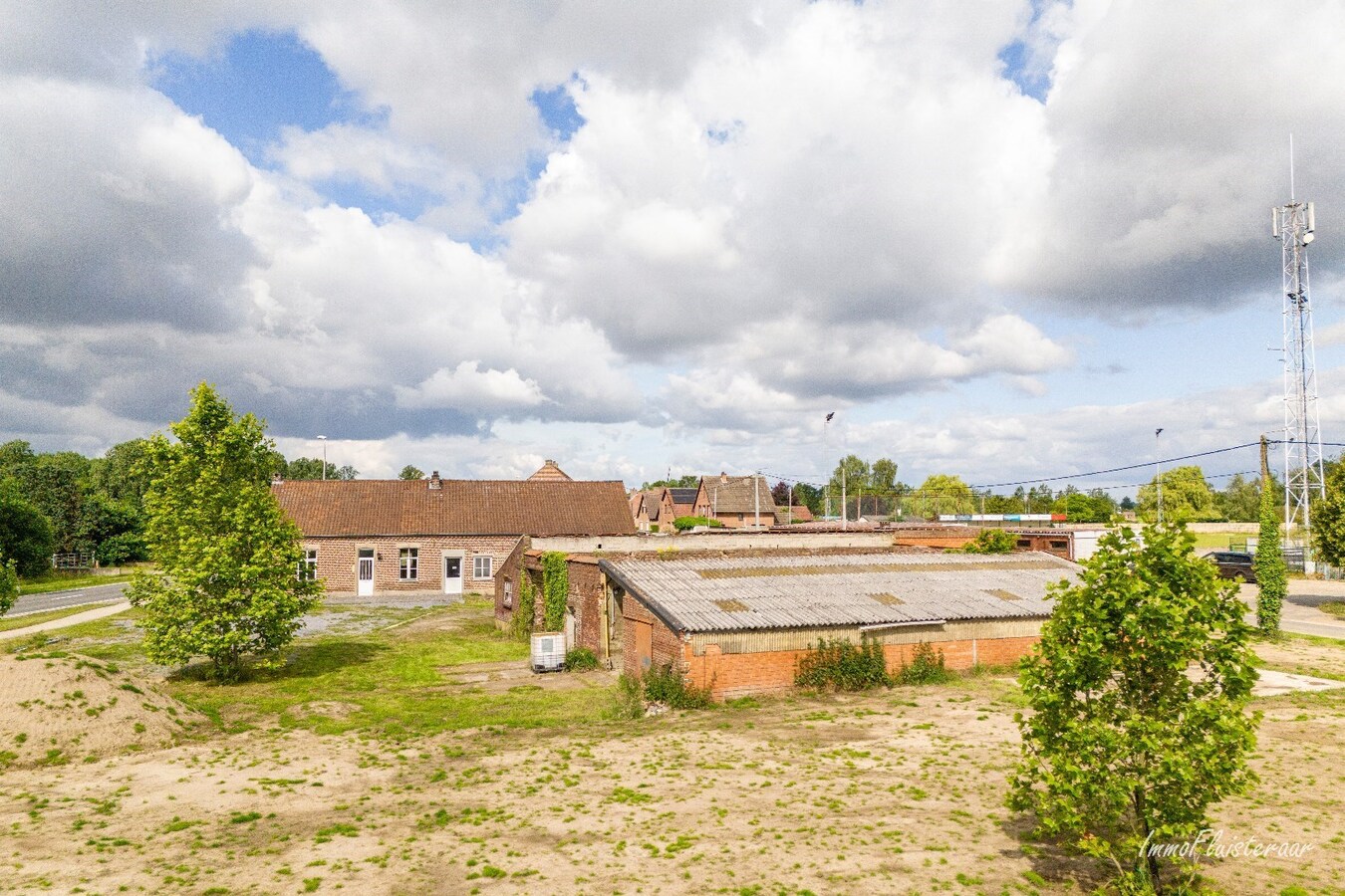 Verder te renoveren langgevelhoeve met veel potentieel op ca. 65 are te Kinrooi 