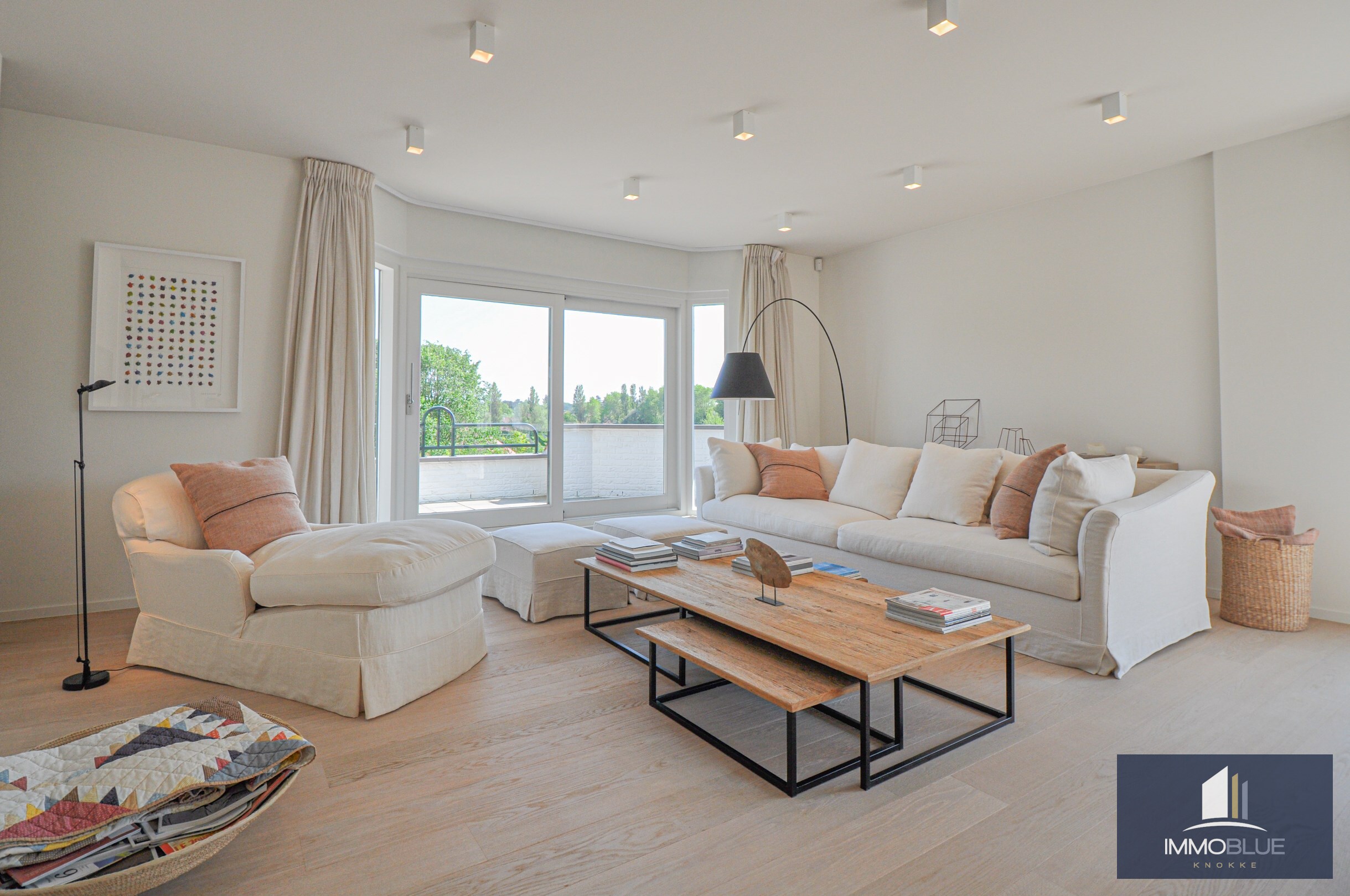 Subliem hoekappartement met ruime terrassen gelegen in het prestigieuze domein Tennis Garden. 