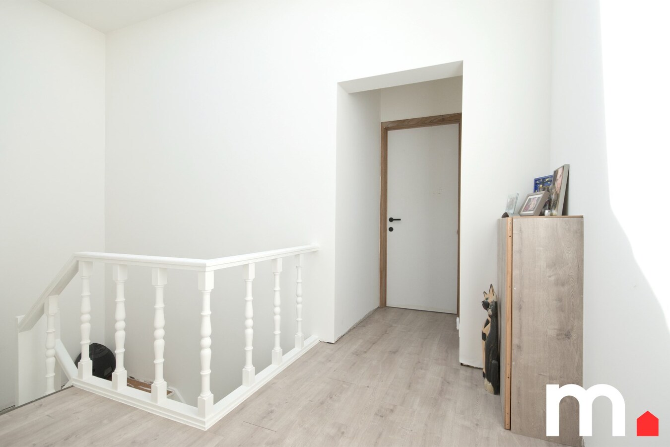 Centraal gelegen instapklare woning met tuin en uitweg via garage ! 