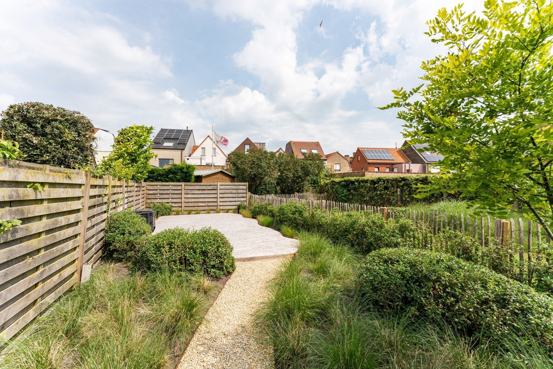 Maison enti&#232;rement r&#233;nov&#233;e avec 4 chambres et jardin enti&#232;rement am&#233;nag&#233; situ&#233;e &#224; la rue Jan Devisch. 