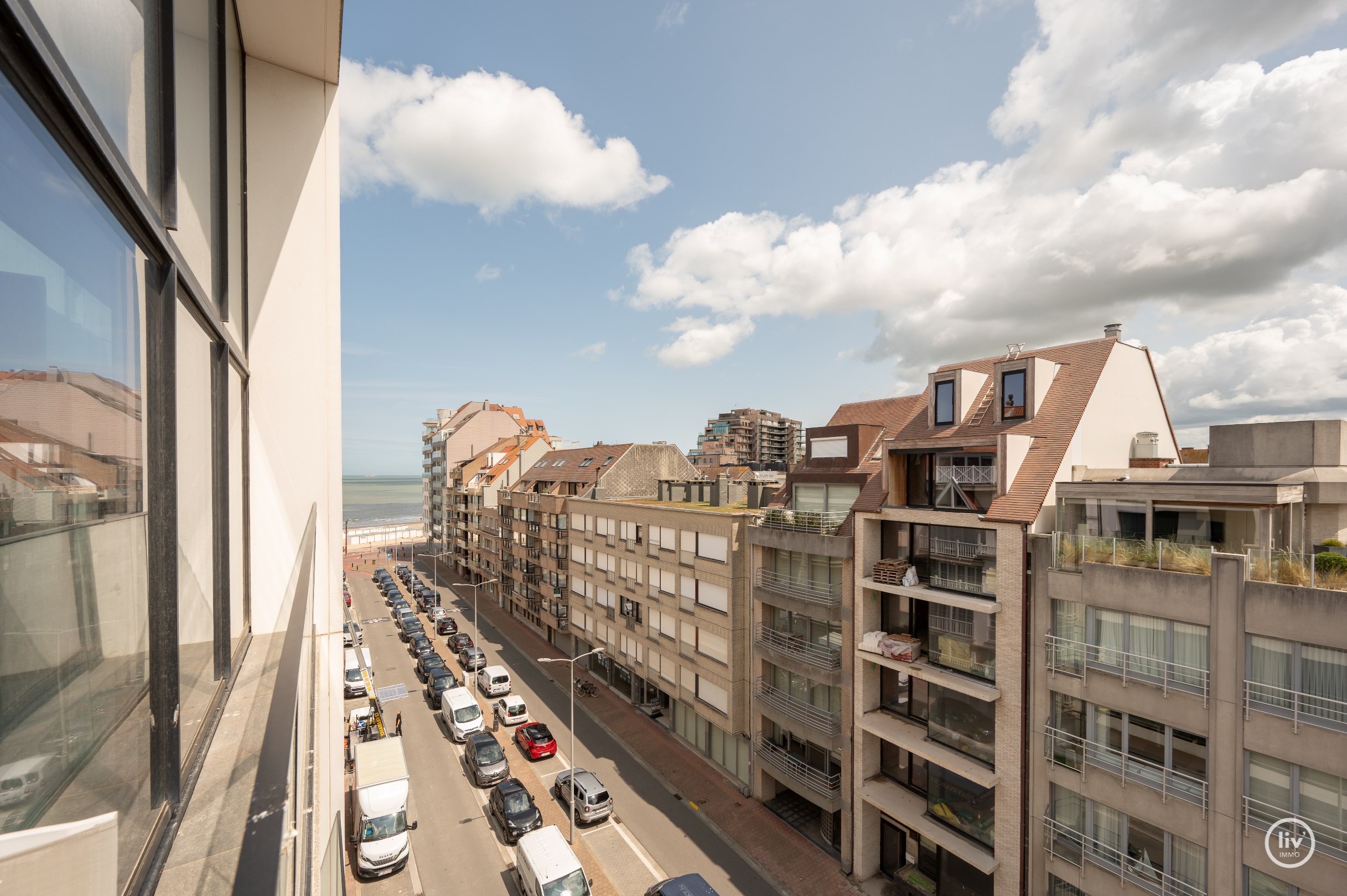Buitengewone hoekduplex ( 274m&#178;) gelegen vlakbij Zeedijk en het Rubensplein. Ruime garage te koop op de gelijkvloerse verdieping in het gebouw. 