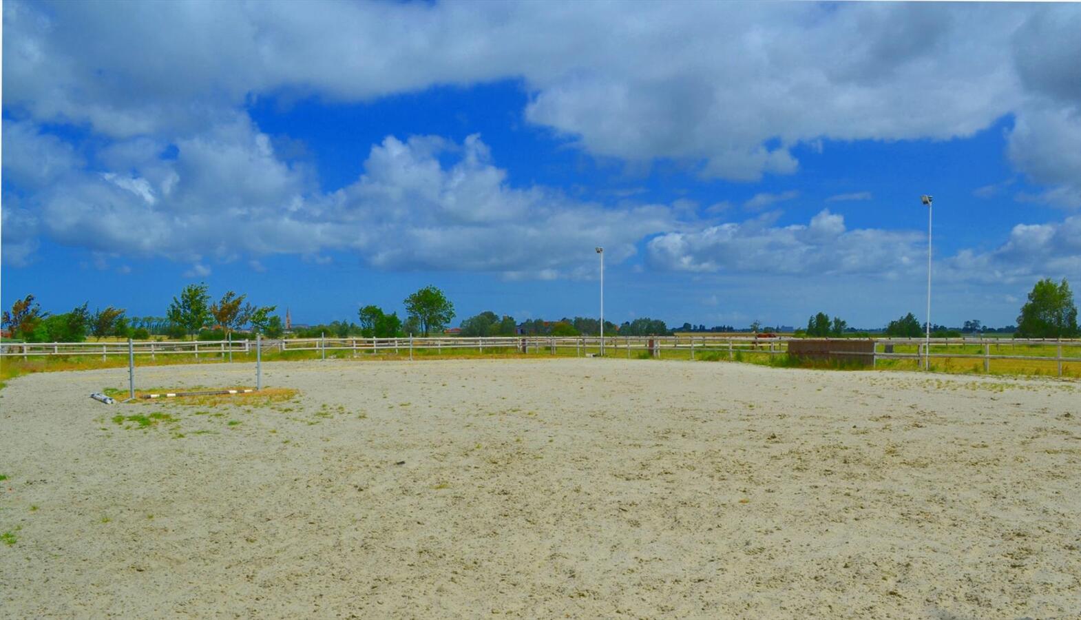 Hippisch complex op ca. 4ha te Diksmuide 