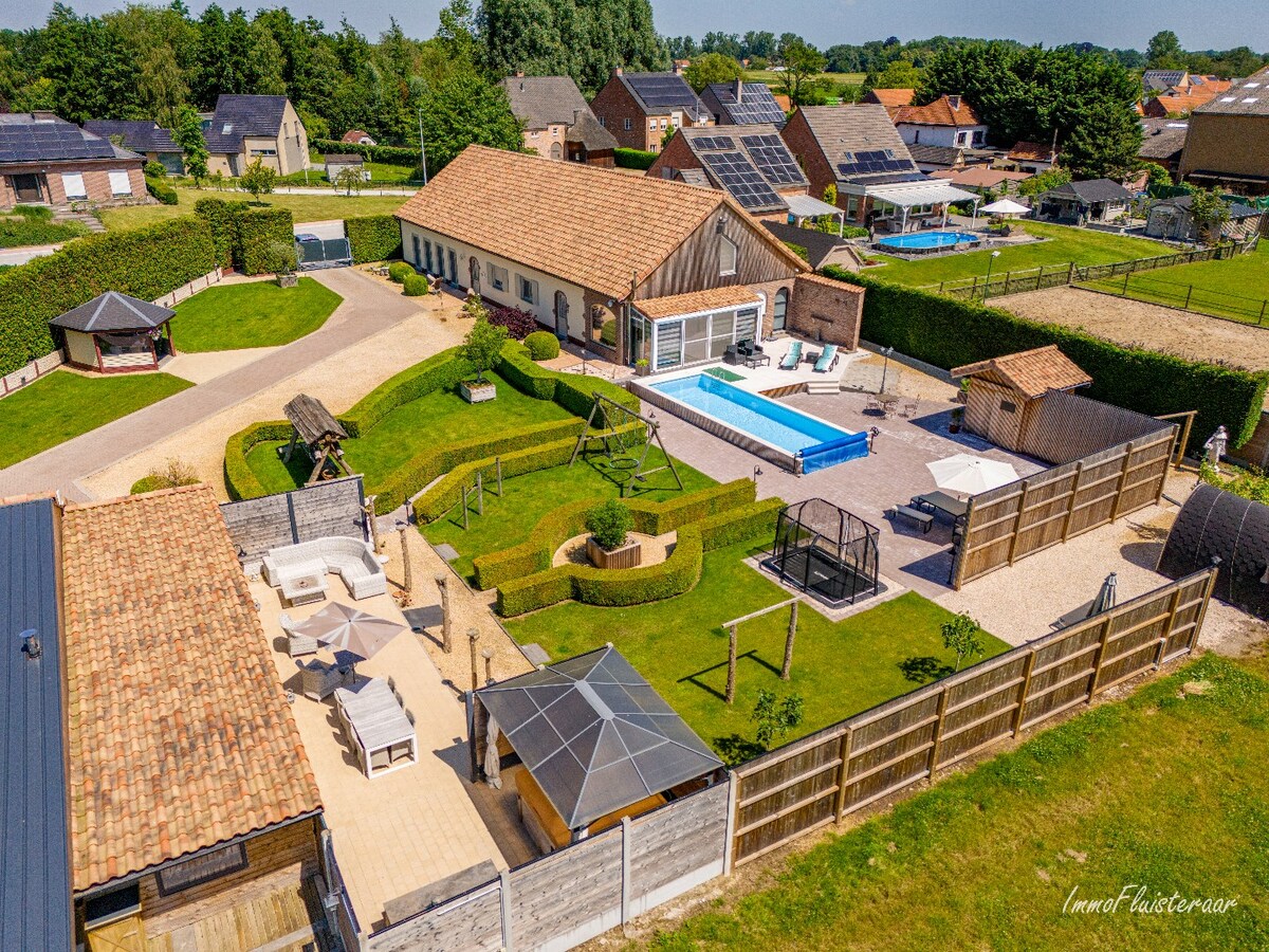 Beautiful ready-to-move-in long-farmhouse with horse stables and pasture on approximately 1.4 hectares in Geetbets. 