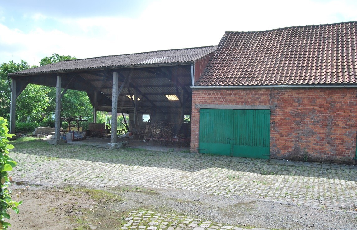 Te renoveren hoeve met stallingen op 9.333m&#178; (+ev. 5ha) te Deinze 