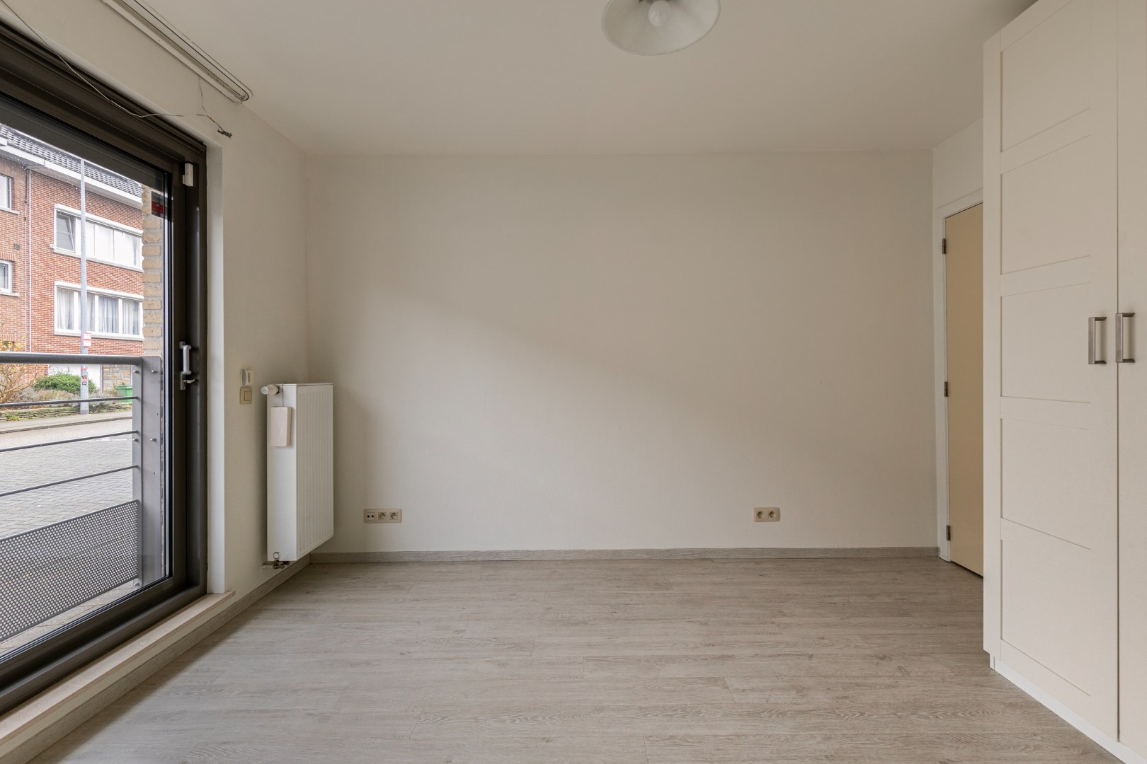 Ideaal gelegen gelijkvloers appartement met 3 slaapkamers in verkeersvrije straat - EPC 133 kWh/m&#178; - bewoonbare opp. 127 m&#178; 