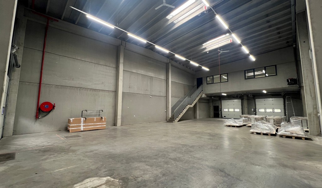Bedrijfsgebouw met laadkades te koop in Gavere