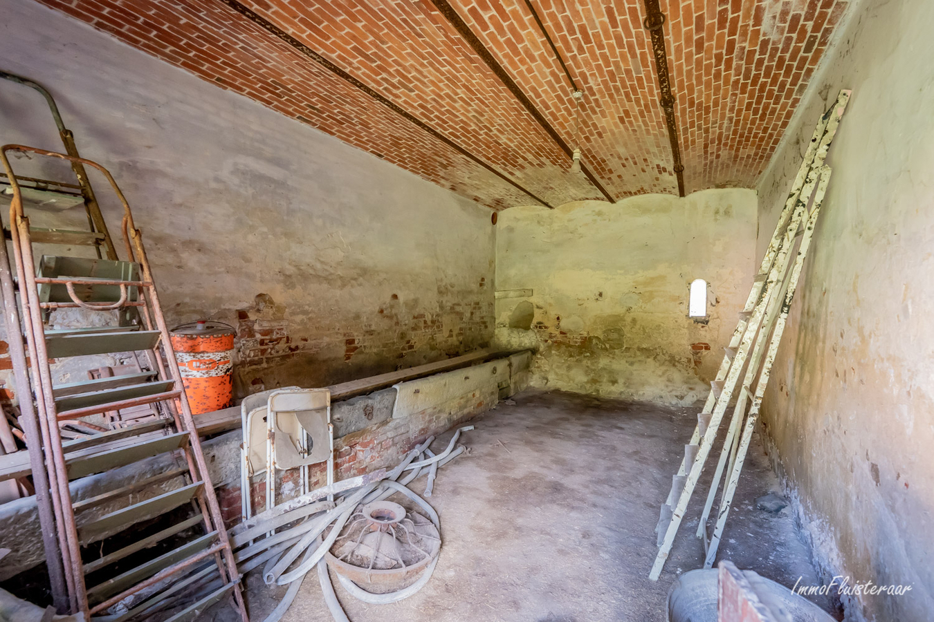 Ferme historique de caract&#232;re &#224; r&#233;nover avec &#233;curies, cour, ruelle et prairie sur env. 1.36ha &#224; Rebecq (Brabant wallon) 