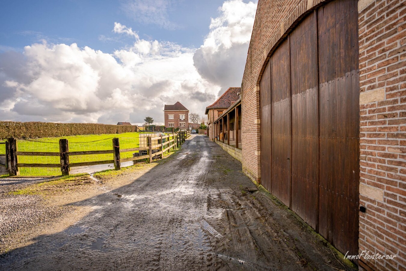 Magnifique complexe &#233;questre avec maison d&#39;entreprise, environ 33 &#233;curies et une piste int&#233;rieure sur plus de 5,6 hectares &#224; Bever (Brabant flamand). 