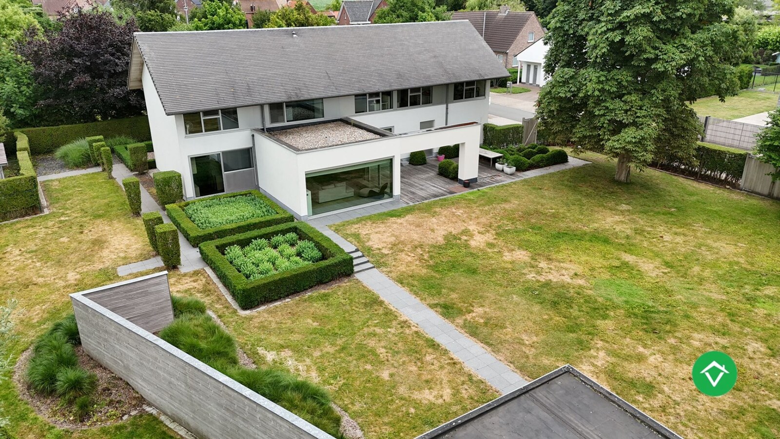 Ruime gezinswoning met vier slaapkamers en afzonderlijke bureauruimte te Koekelare 