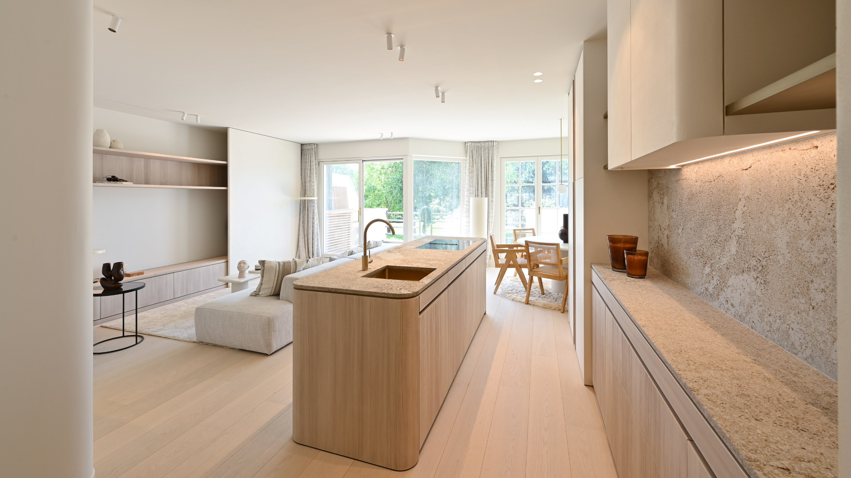 Magnifique appartement r&#233;nov&#233; dans un emplacement de premier choix au Zoute, &#224; proximit&#233; de la plage et de la mer. 