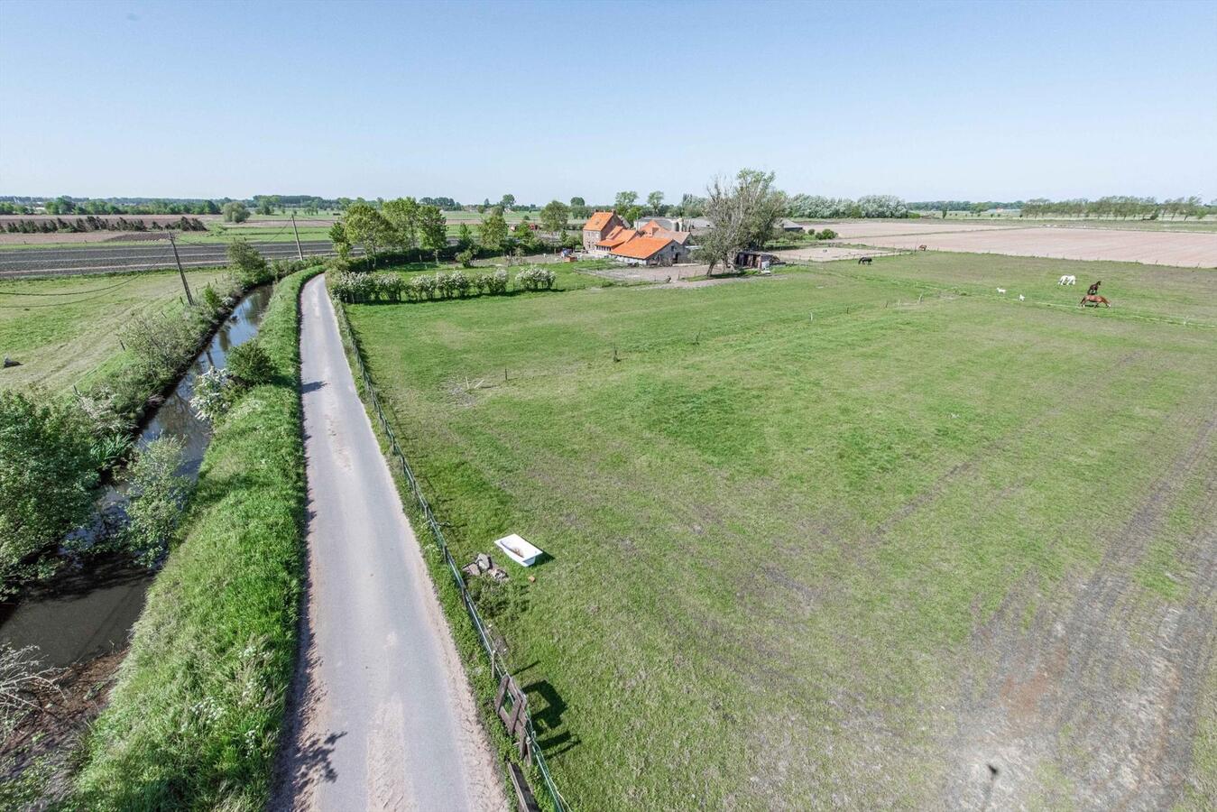 Alleenstaand landhuis met stallen op 2,2 HA te Eernegem 