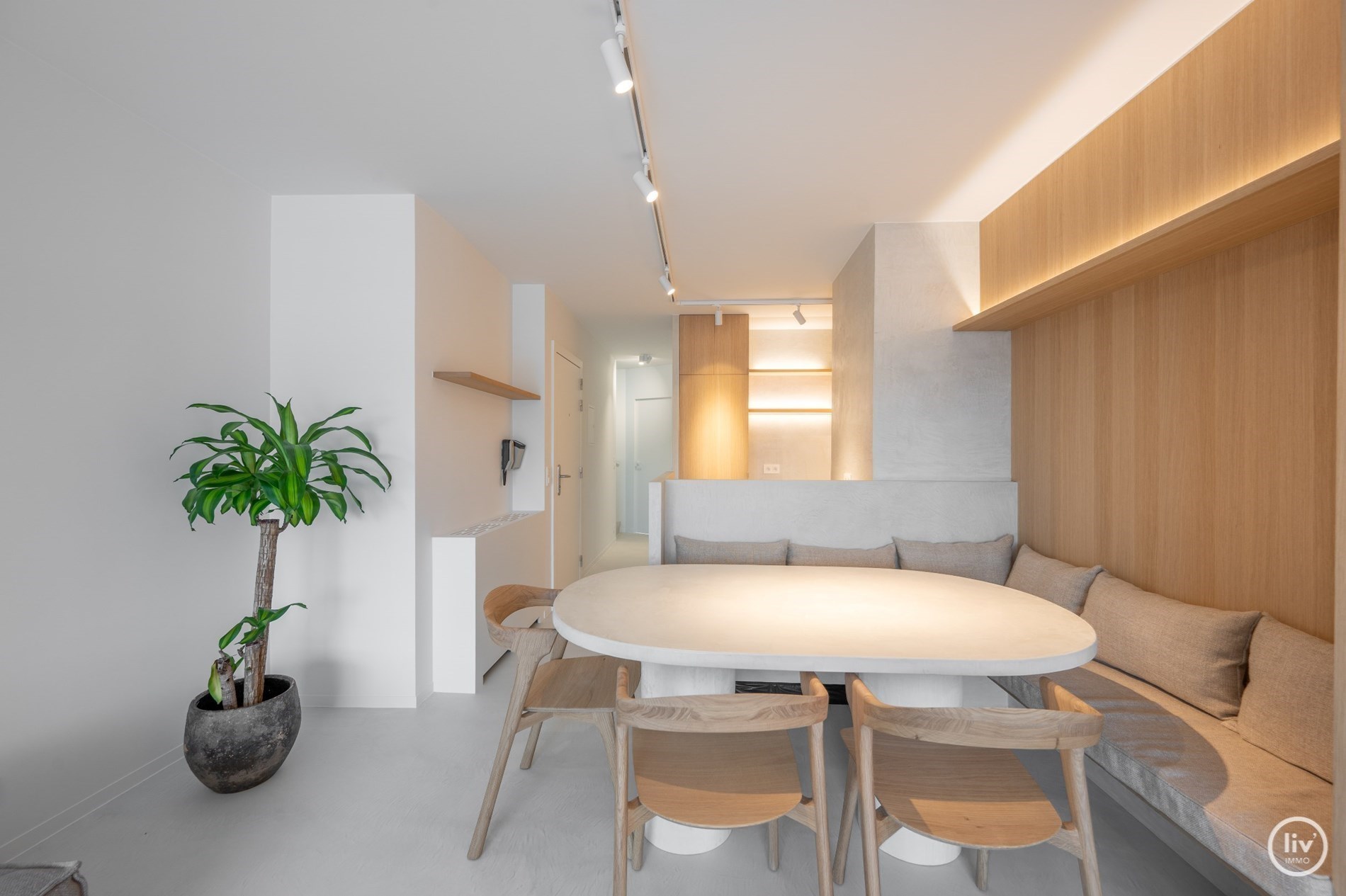 Prachtig gerenoveerd duplex appartement met ruim Westgericht terras gelegen op de Lippenslaan te Knokke. 