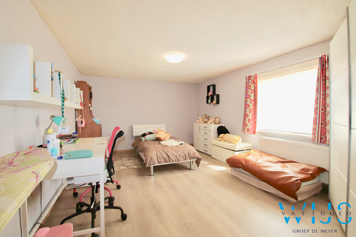 Tof woonhuis op een ideale locatie in OOSTEEKLO ! 