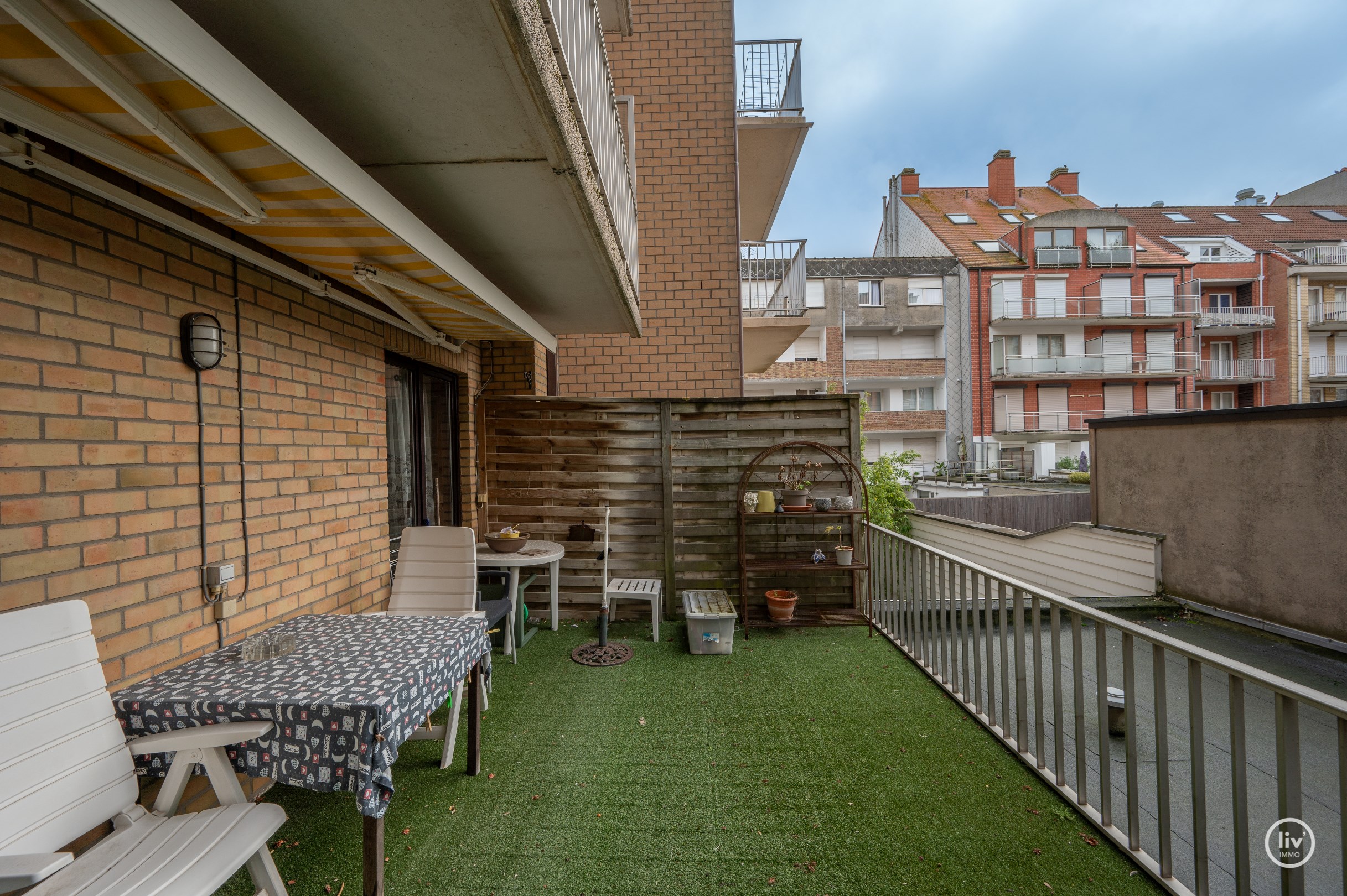 Agr&#233;able appartement spacieux de 2 chambres avec une belle largeur de fa&#231;ade, situ&#233; au centre de la rue Blancgarin &#224; Knokke. 