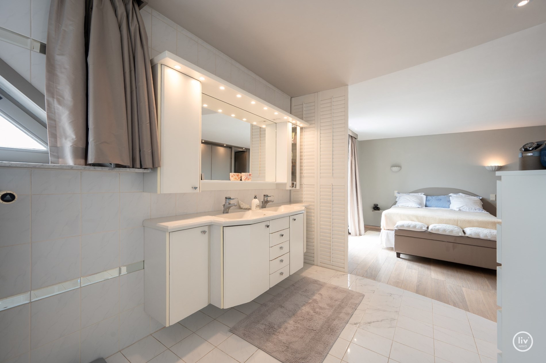 “Unieke Penthouse (1992) te koop op een toplocatie in Knokke –3 -kamerappartement met uitzonderlijke zonneterrassen van meer dan +/- 200m2 . 
