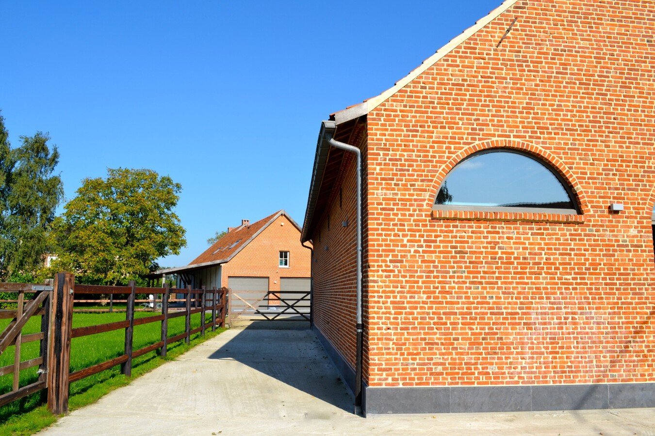 Gerenoveerde hoeve met stallen op ca. 2663m2 te Morkhoven  met huur /aankoop extra weide 