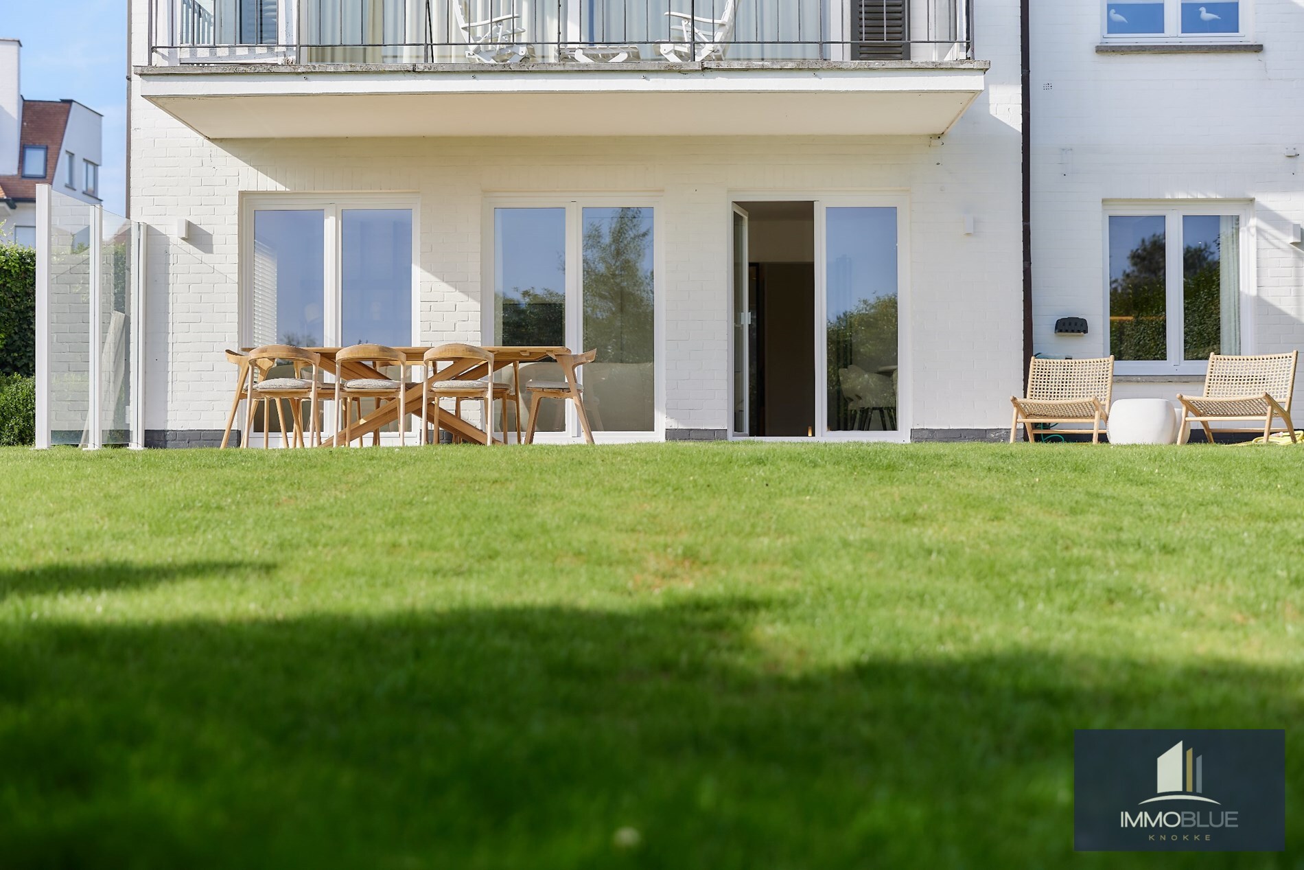 Uitzonderlijk hoekappartement met een zuid gerichte tuin gelegen in een villaresidentie in het Zoute. 