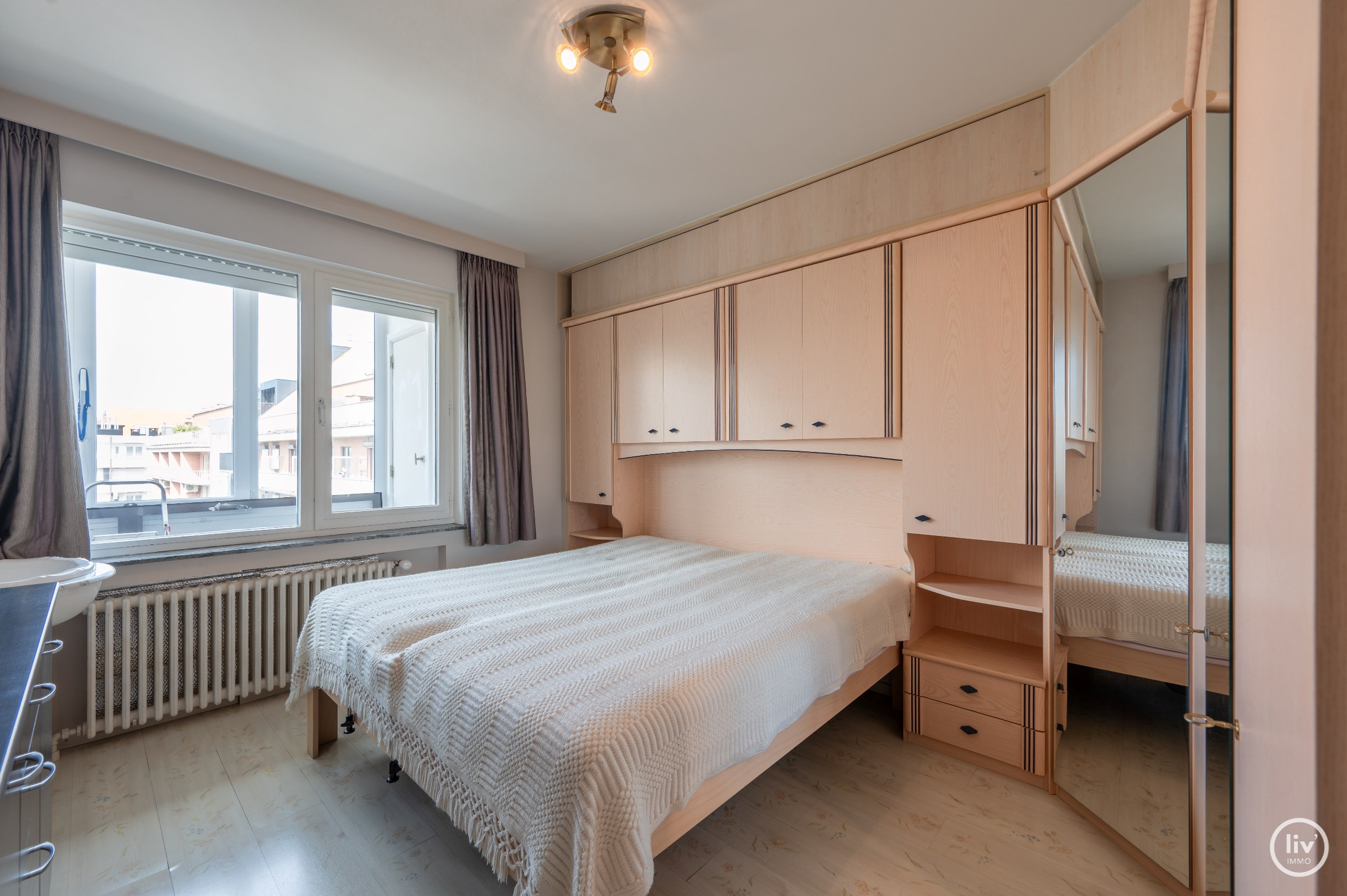 Aangenaam 3 slaapkamerappartement met mooi zonnig terras centraal gelegen in de Blancgarinstraat vlakbij de zeedijk te Knokke. 