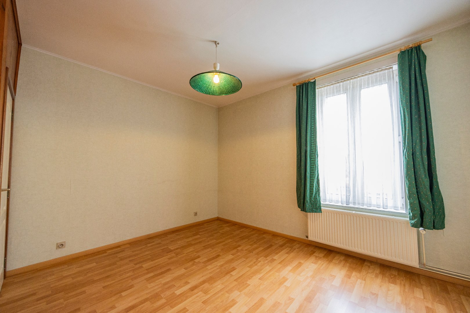 Te renoveren woning met 4 slpks en tuin te Huizingen 
