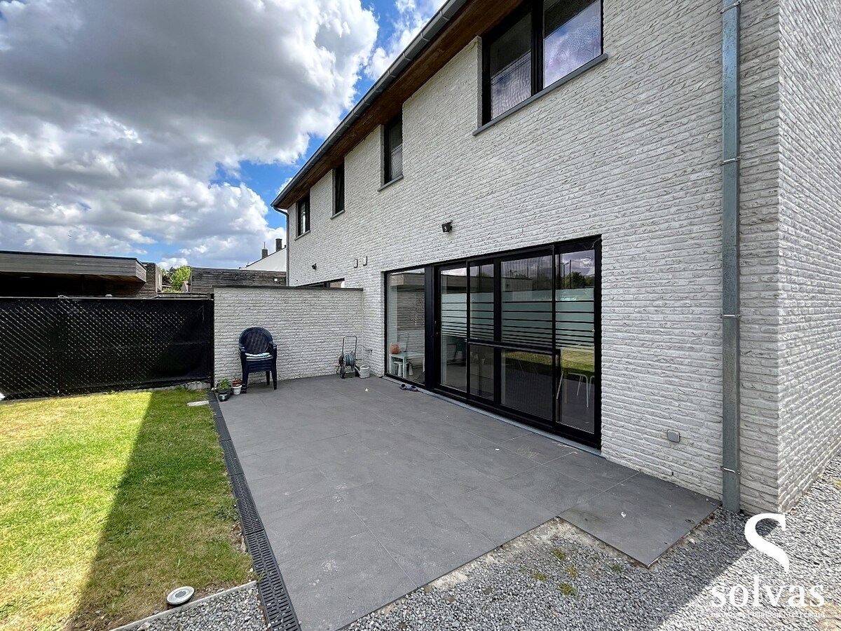 Mooie halfopen bebouwing te huur met veel ruimte te centrum Knesselare 