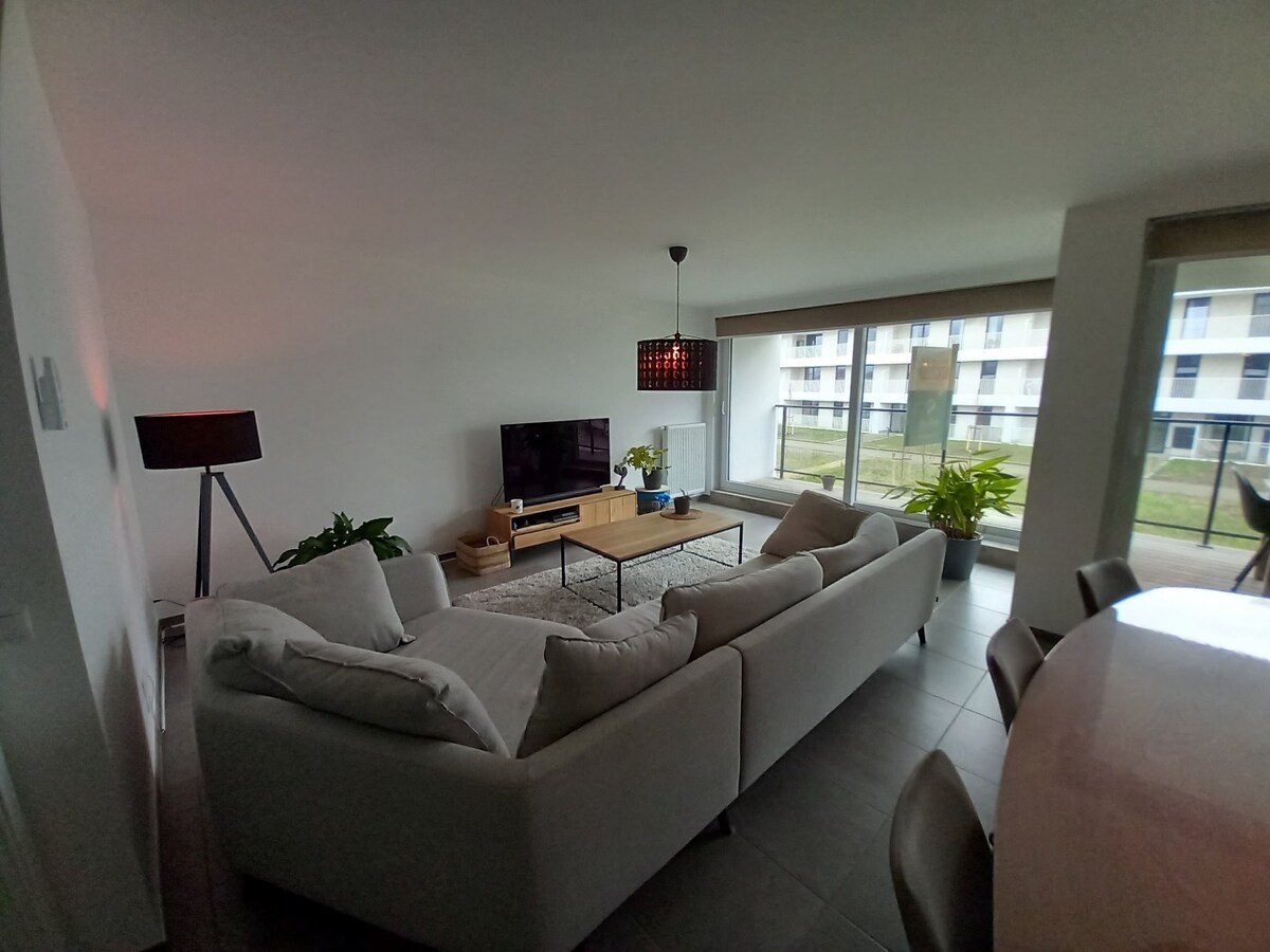 Ruim lichtrijk appartement op tweede verdieping 