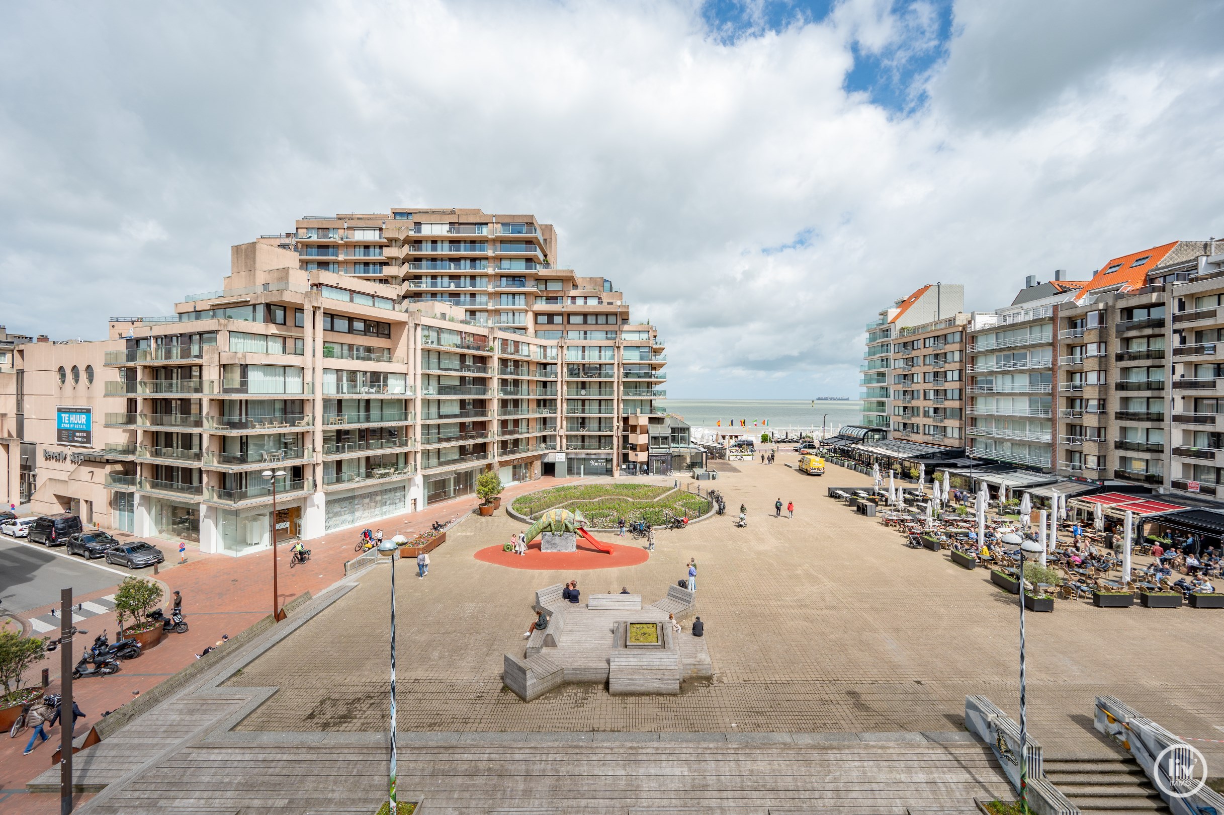 Studio luxueusement fini avec coin chambre sur la place Van Bunnen avec vue FRONTALE sur la mer. 