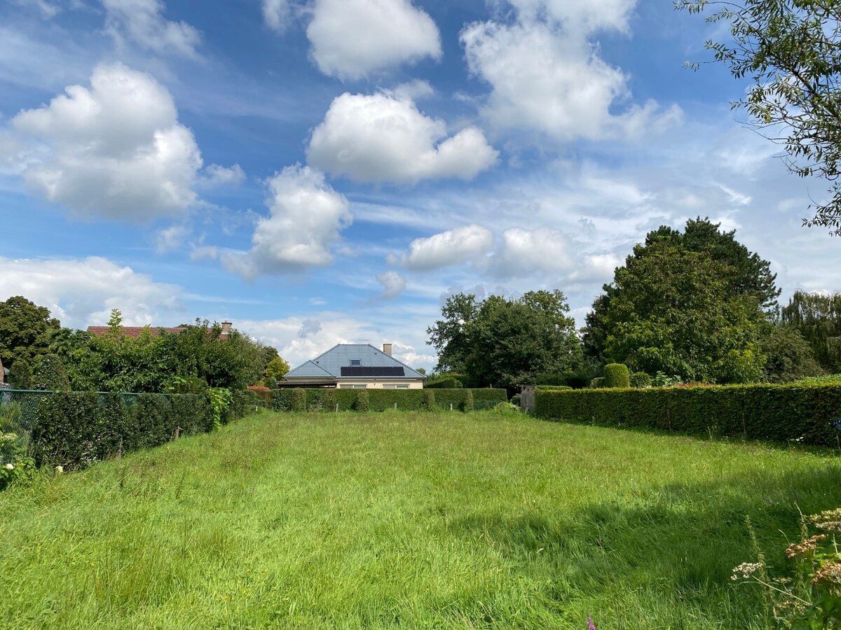 Bouwgrond van 898 m&#178; in Bloemenwijk te Zoersel. 